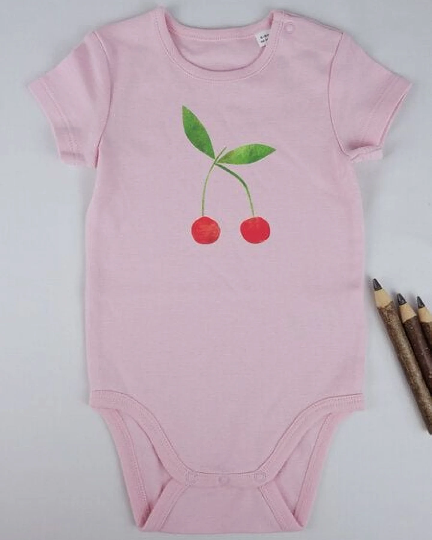 Meladi Kinder Baby-Body aus Biobaumwolle - Kirsche auf Rosa – Ansicht 2