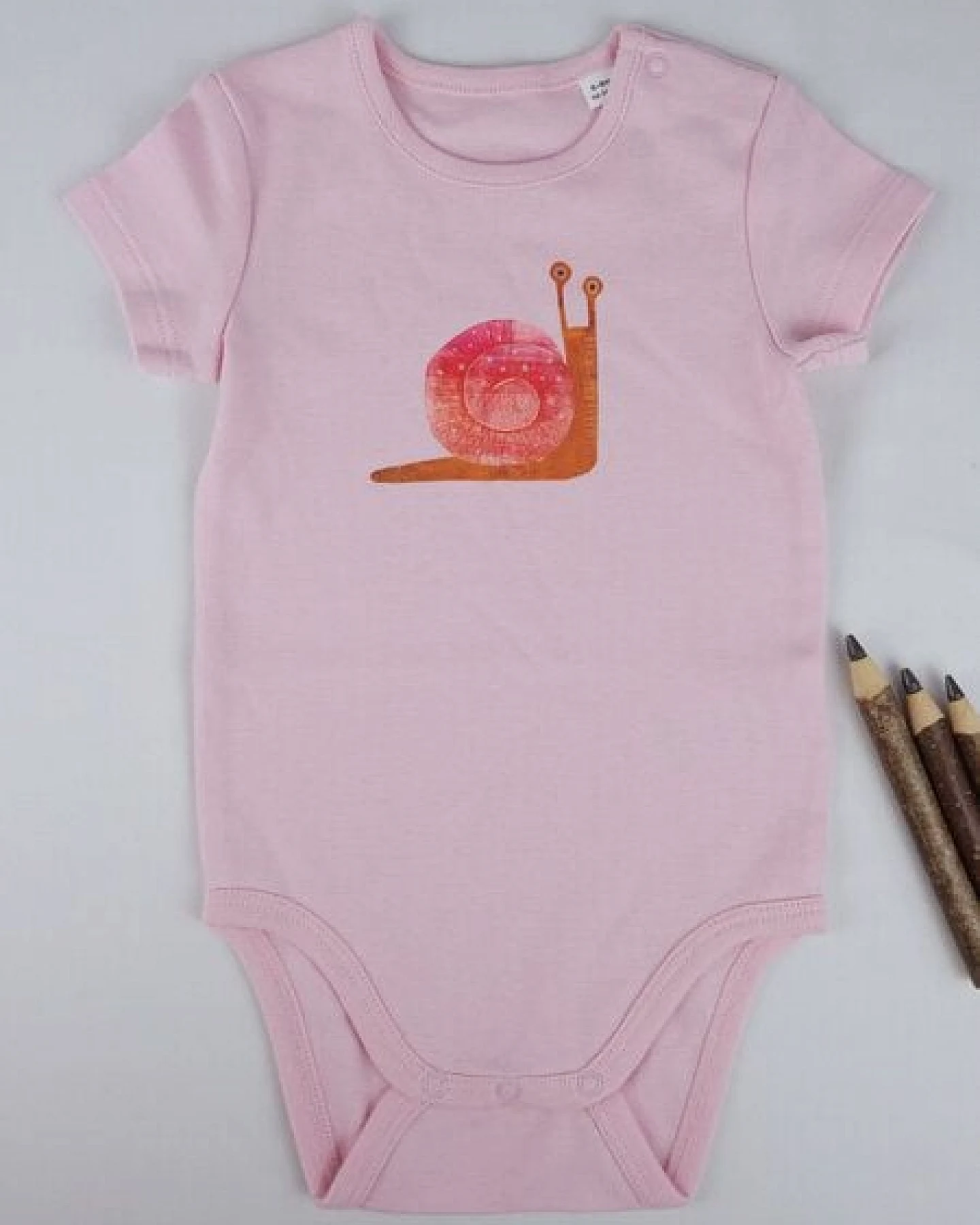 Meladi Kinder Baby-Body aus Biobaumwolle - Schnecke auf Rosa – Ansicht 2