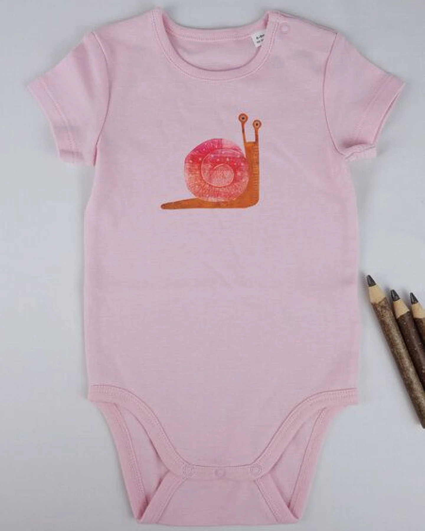 Meladi Kinder Baby-Body aus Biobaumwolle - Schnecke auf Rosa – Ansicht 2
