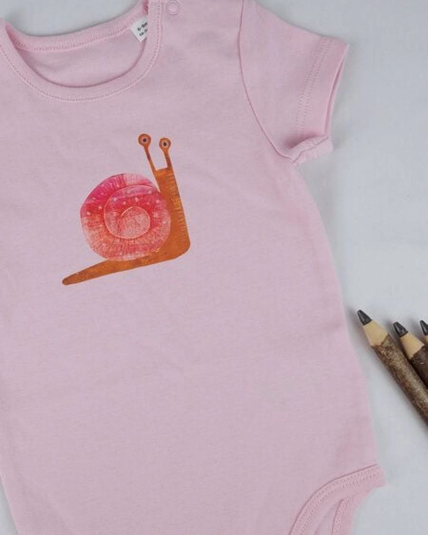 Meladi Kinder Baby-Body aus Biobaumwolle - Schnecke auf Rosa – Ansicht 4