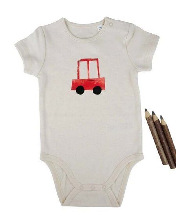 Meladi Kinder Baby-Body aus Biobaumwolle - Rotes Auto auf Natural Raw