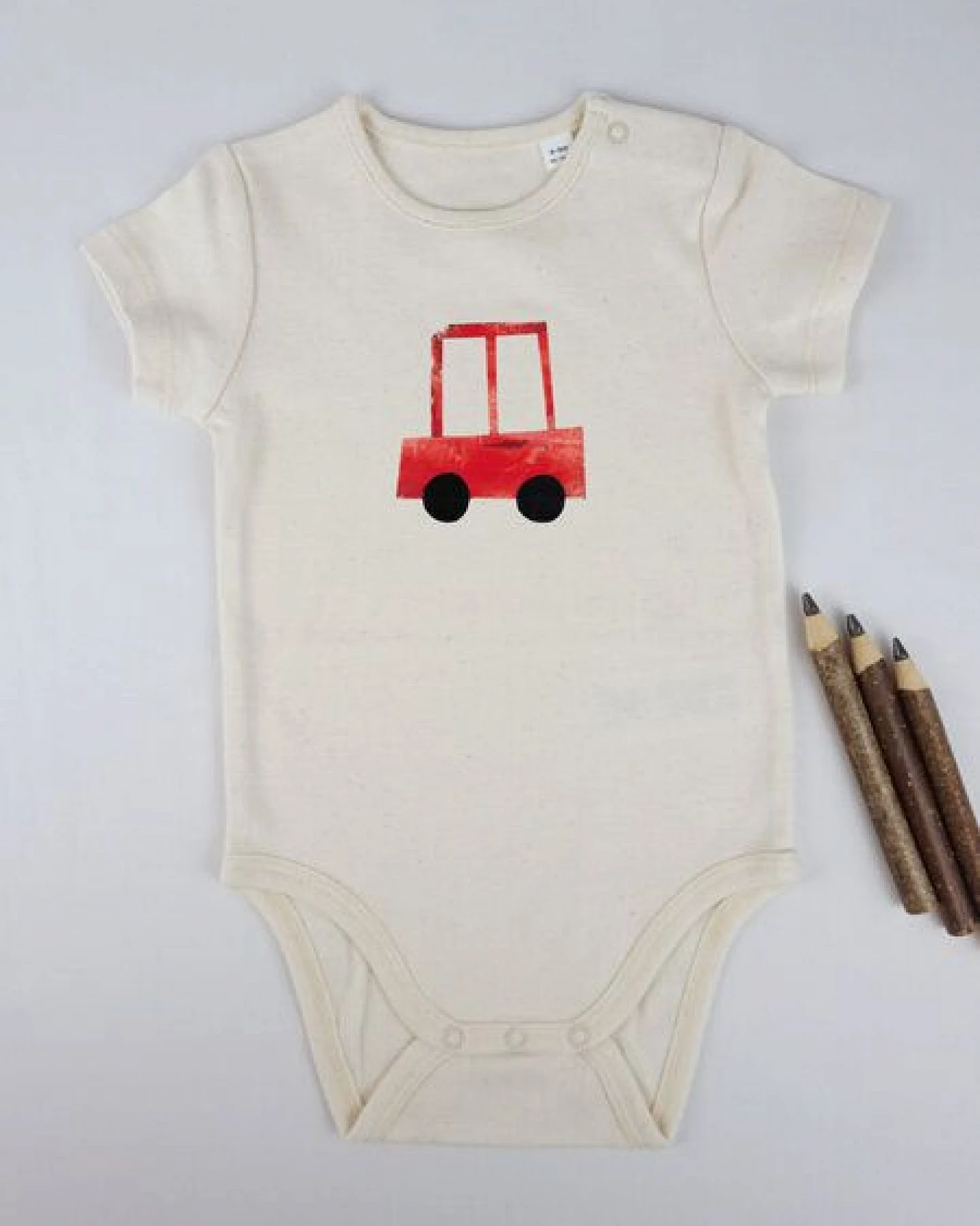 MELAdi Kinder Baby - Body aus Biobaumwolle - Rotes Auto auf Natural Raw – Ansicht 3