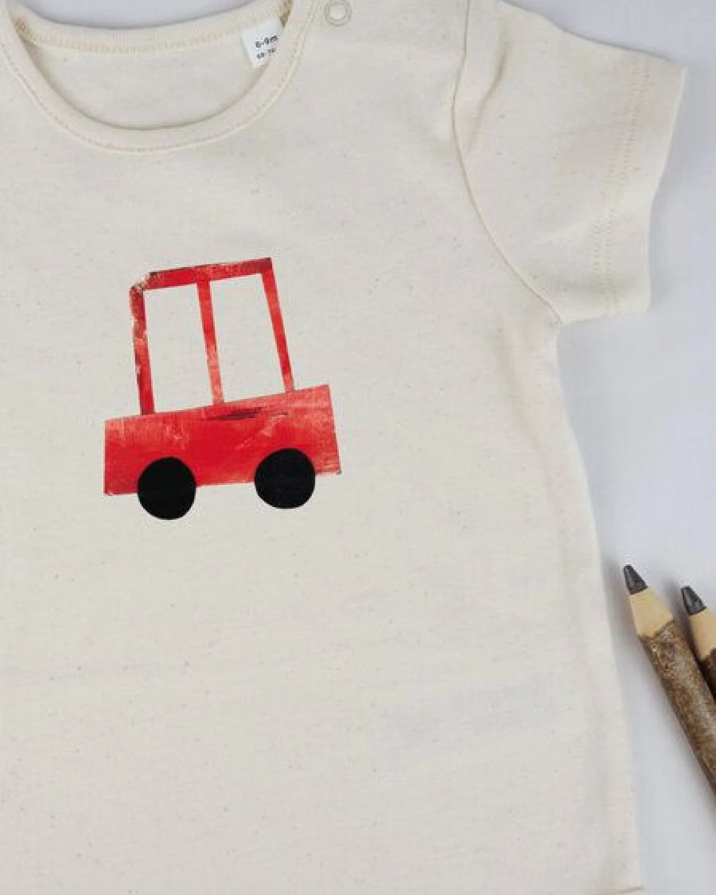 MELAdi Kinder Baby - Body aus Biobaumwolle - Rotes Auto auf Natural Raw – Ansicht 4