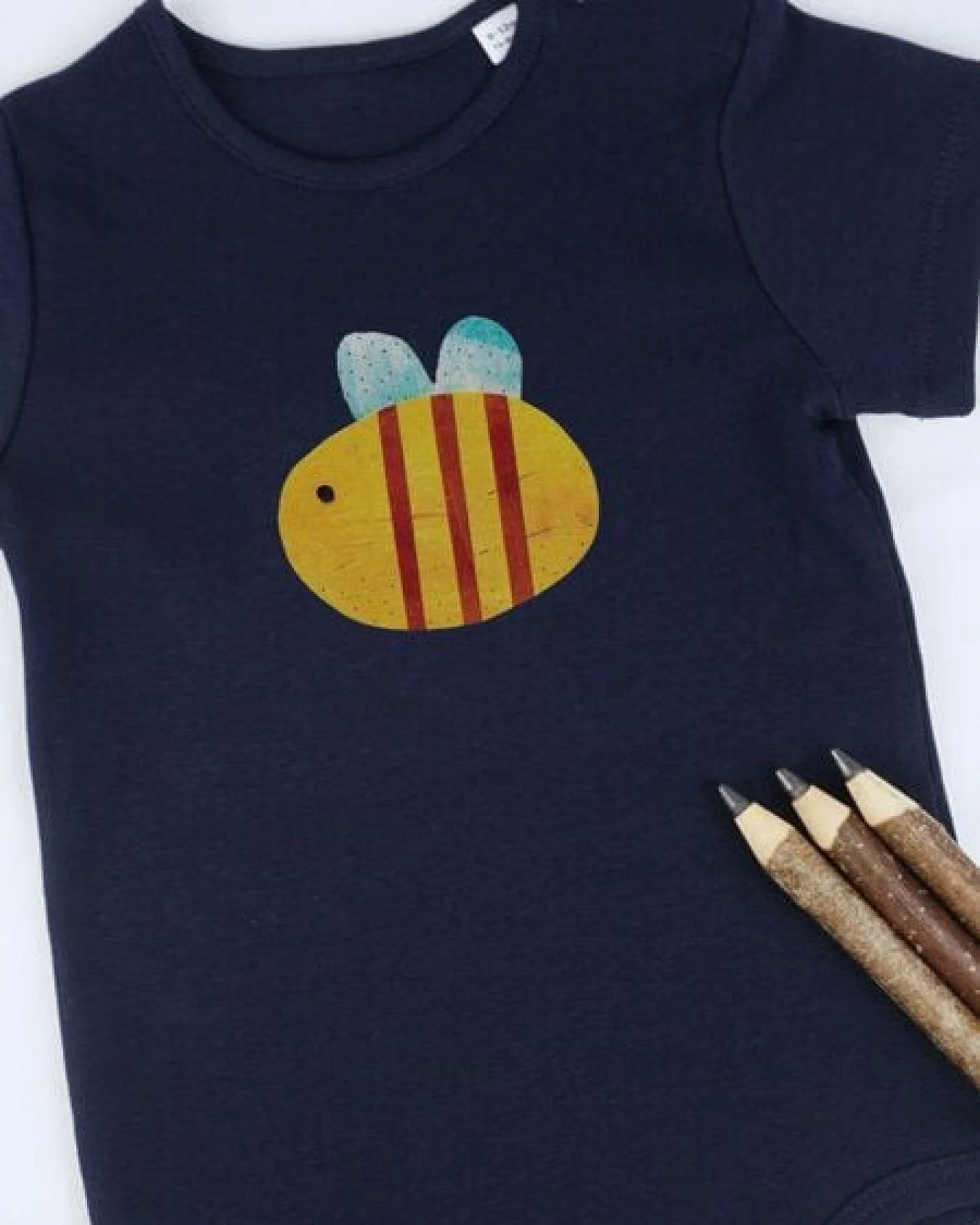 Meladi Kinder Baby-Body aus Biobaumwolle - Hummel auf Navy Blue – Ansicht 3