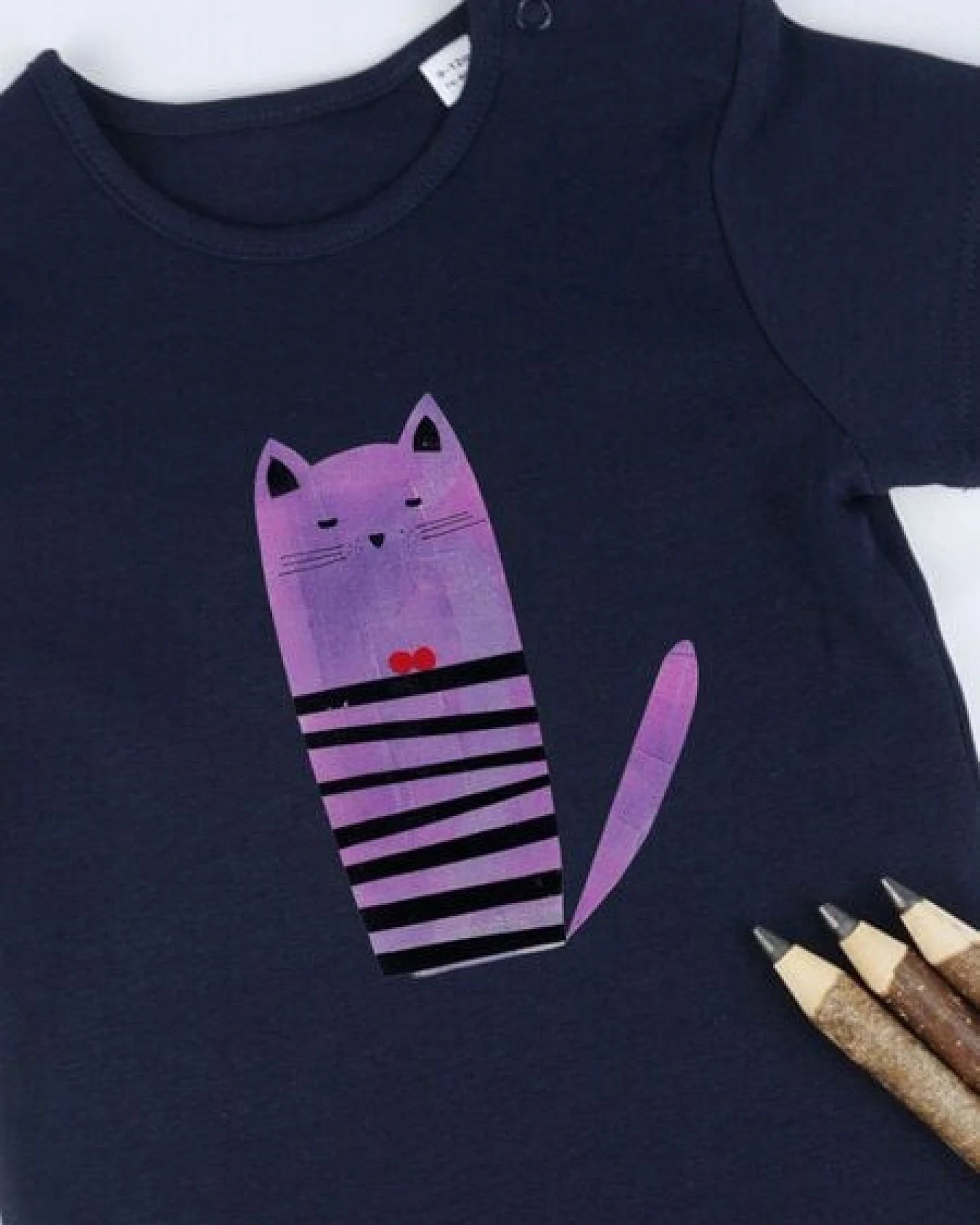 Meladi Kinder Baby-Body aus Biobaumwolle - Katze auf Navy Blue – Ansicht 3