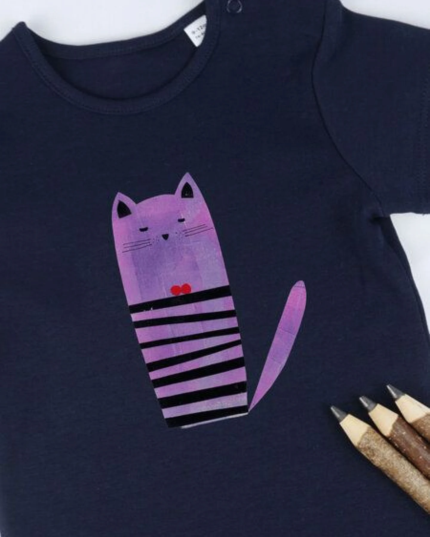 Meladi Kinder Baby-Body aus Biobaumwolle - Katze auf Navy Blue – Ansicht 3