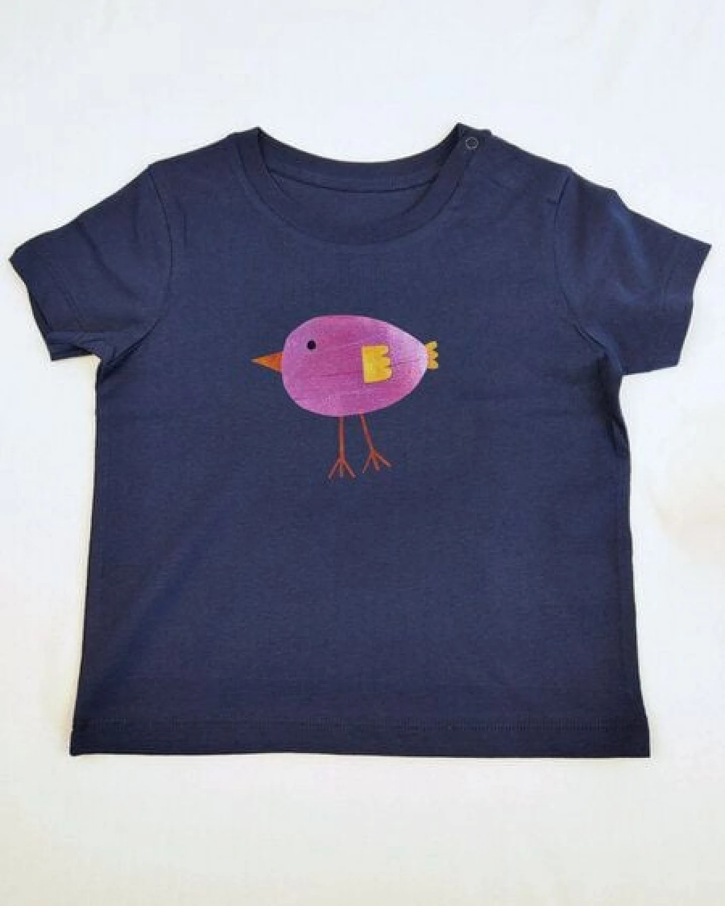 Meladi Kinder Baby-Shirt aus Biobaumwolle - Vogel Rosa auf Navy Blue – Ansicht 3