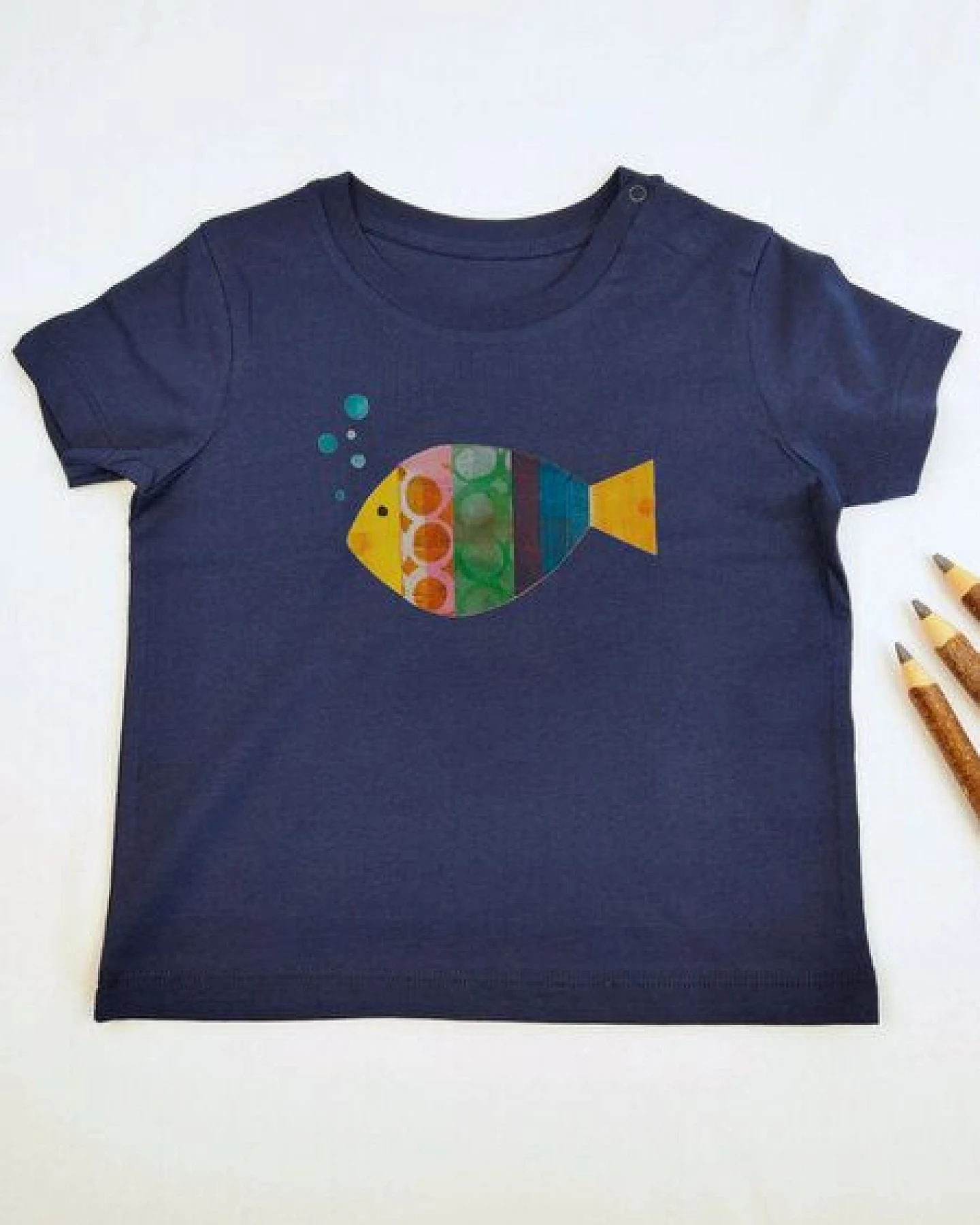 Meladi Kinder Baby-Shirt aus Biobaumwolle - Fisch auf Navy Blue – Ansicht 2