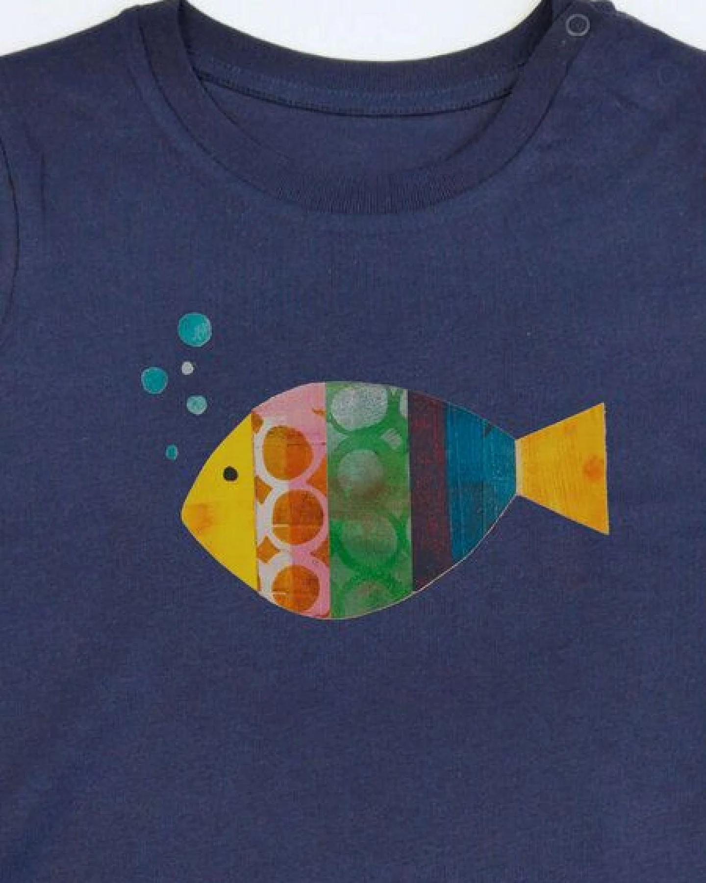 Meladi Kinder Baby-Shirt aus Biobaumwolle - Fisch auf Navy Blue – Ansicht 3