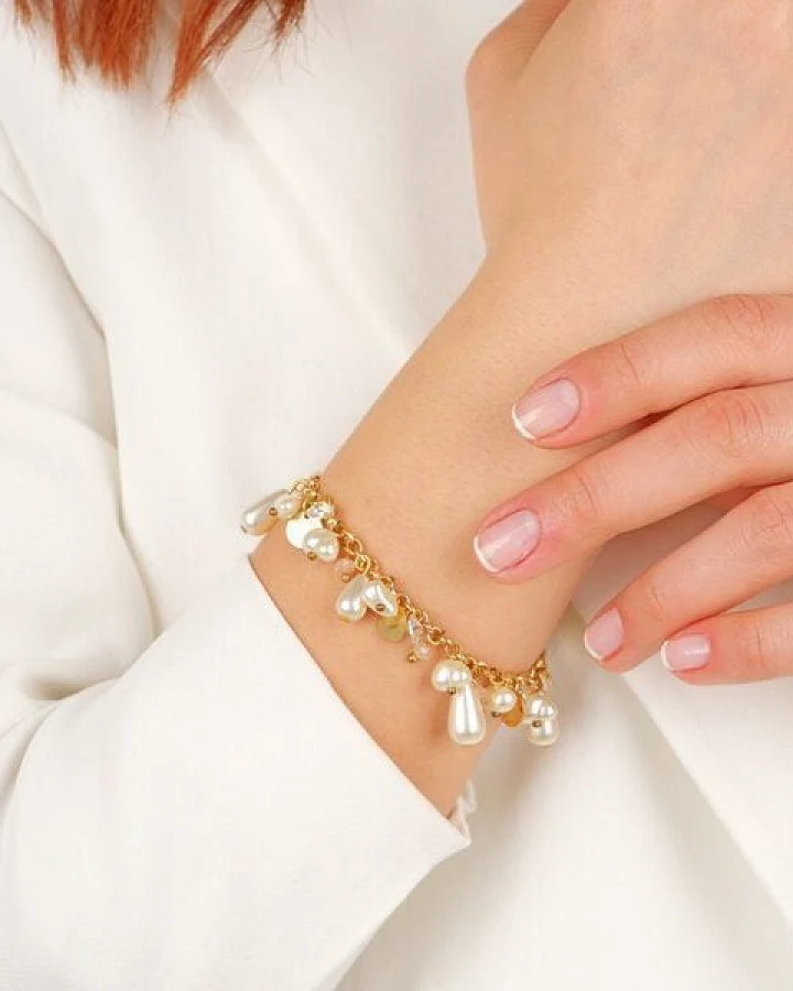 noca Goldplattiertes Messing-Armband mit Mehrfach-Perlenanhängern – Eleganter Statement-Schmuck
