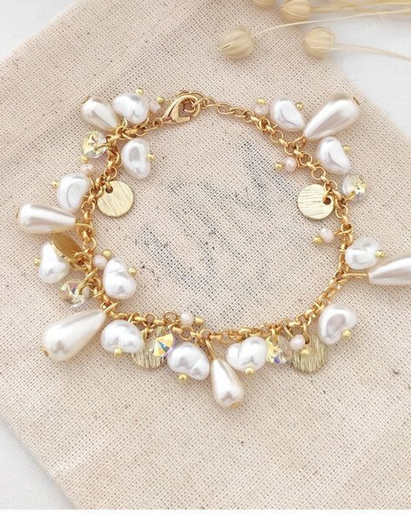 noca Goldplattiertes Messing-Armband mit Mehrfach-Perlenanhängern – Eleganter Statement-Schmuck – Ansicht 2