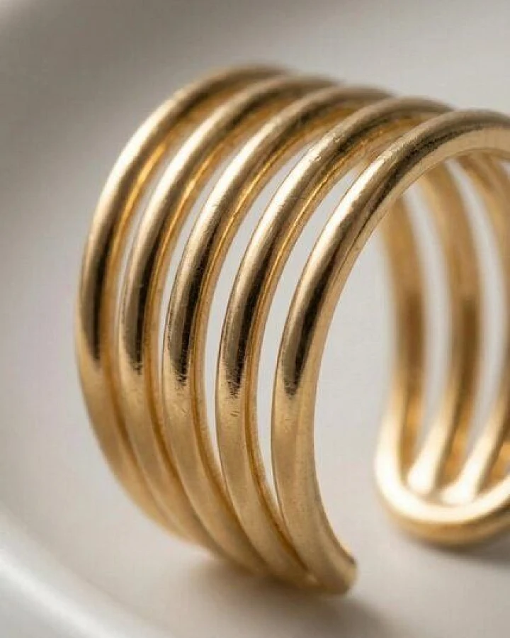noca Zarte, vergoldete Ohrklemme / Ohrmanschette (Ear Cuff) aus Messing – schlicht, modern und ganz ohne Ohrloch tragbar.