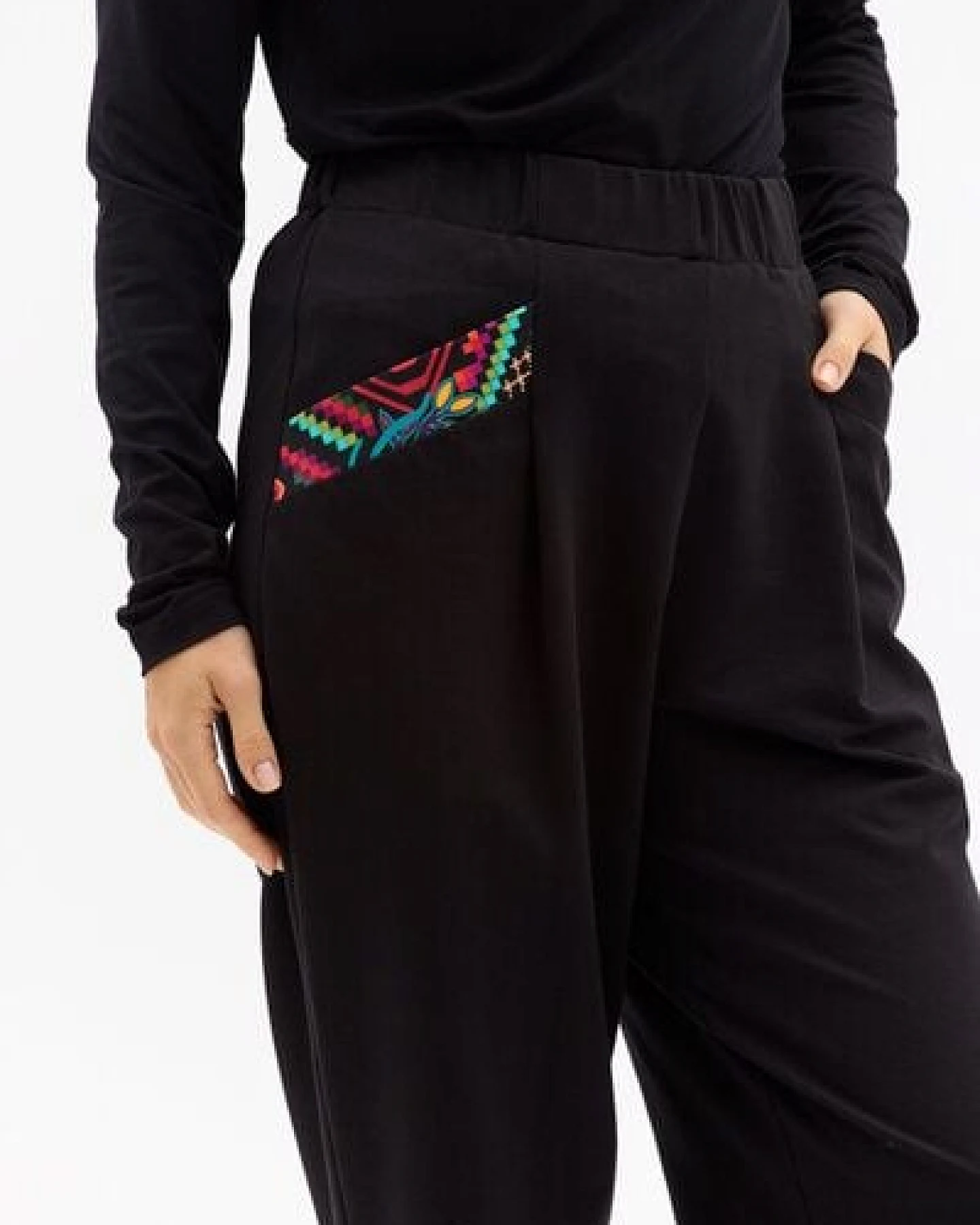 KOKOworld Hose Alinta – Schmal zulaufende, figurbetonende Beine – Funktionale, dekorative Taschen – Bequemer, leicht sportlicher Schnitt – Fair produziert in Polen – Ansicht 2