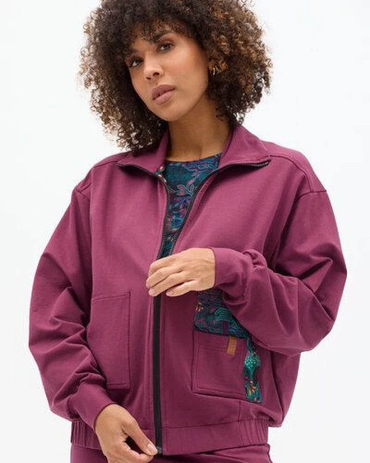 KOKOworld Sweatshirt Wolf – Durchgehender Reißverschluss – Große, aufgesetzte Taschen – Passe mit dekorativem Koko-Label – Fair produziert in Polen
