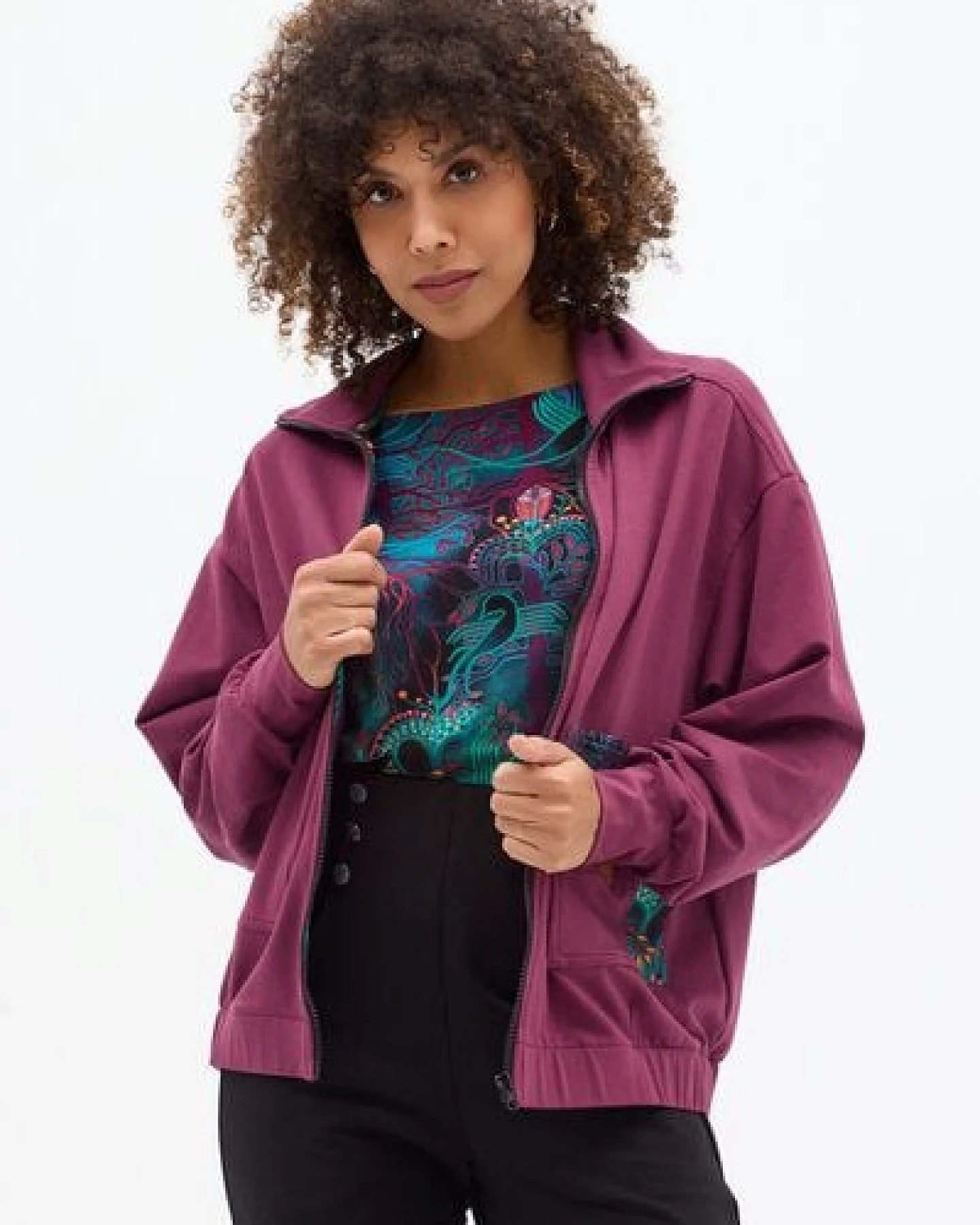 KOKOworld Sweatshirt Wolf – Durchgehender Reißverschluss – Große, aufgesetzte Taschen – Passe mit dekorativem Koko-Label – Fair produziert in Polen – Ansicht 3