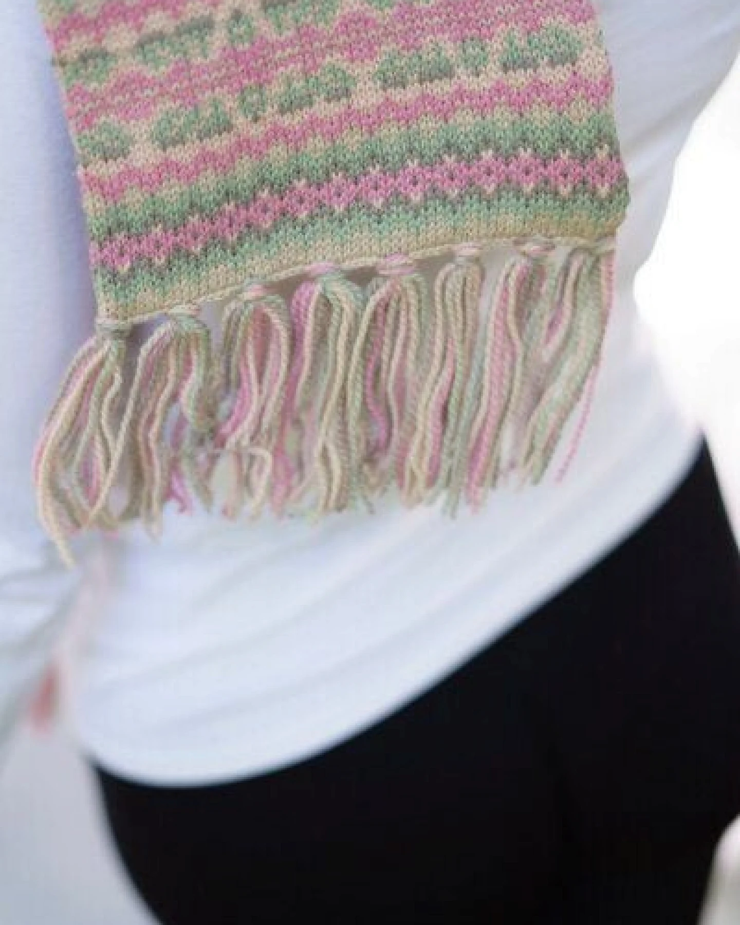 Haus of Namaste Handgefertigter Fair-Isle-Schal aus 100 % Lammwolle: Winterschal in Pink und Grün – Ansicht 2