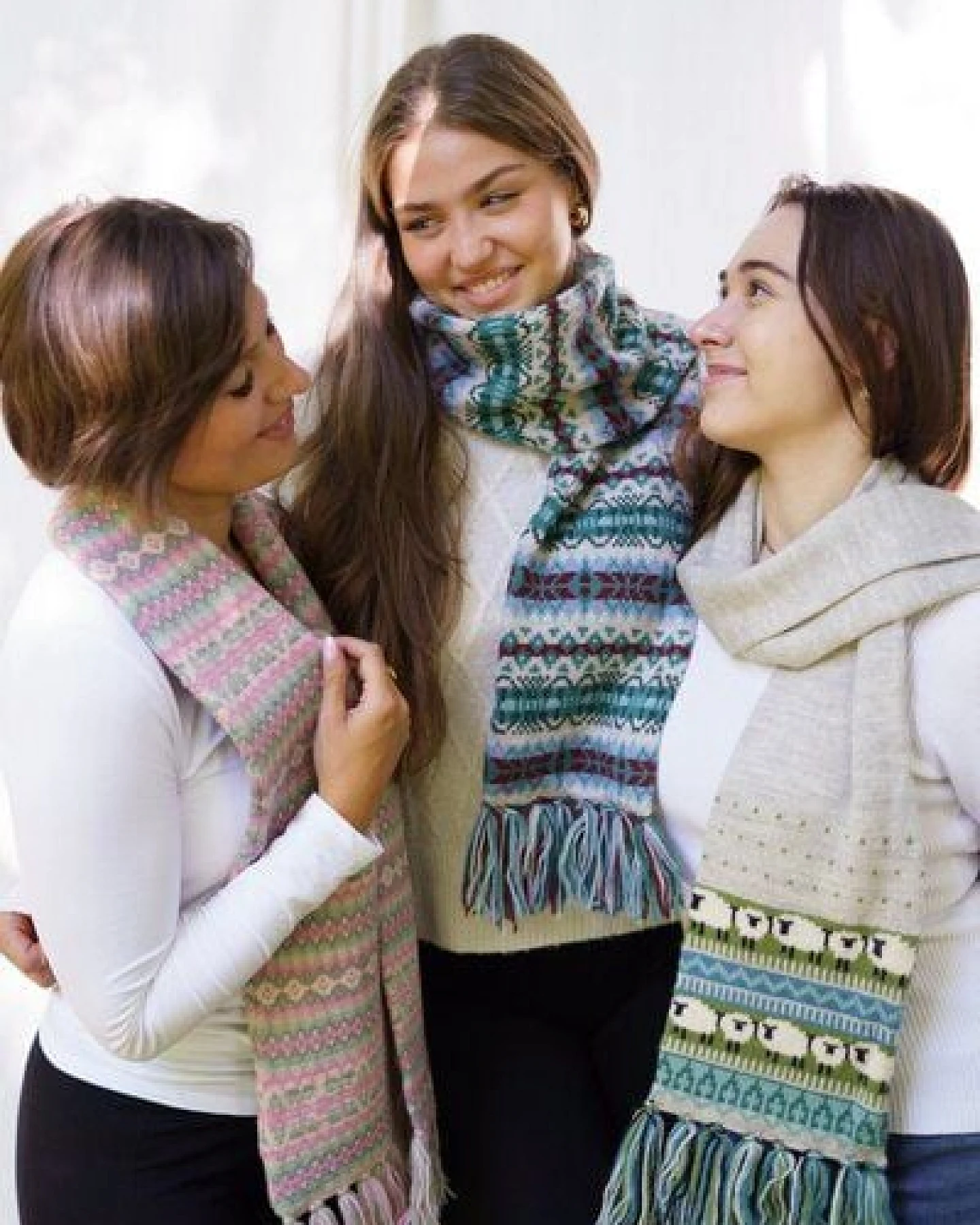 Haus of Namaste Handgefertigter Fair-Isle-Schal aus 100 % Lammwolle: Winterschal in Pink und Grün – Ansicht 4