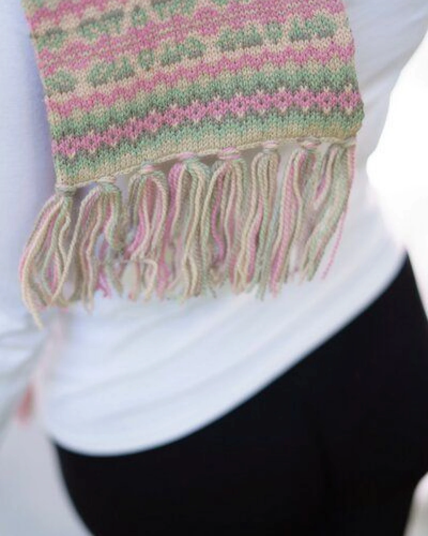 Haus of Namaste Handgefertigter Fair-Isle-Schal aus 100 % Lammwolle: Winterschal in Pink und Grün – Ansicht 2
