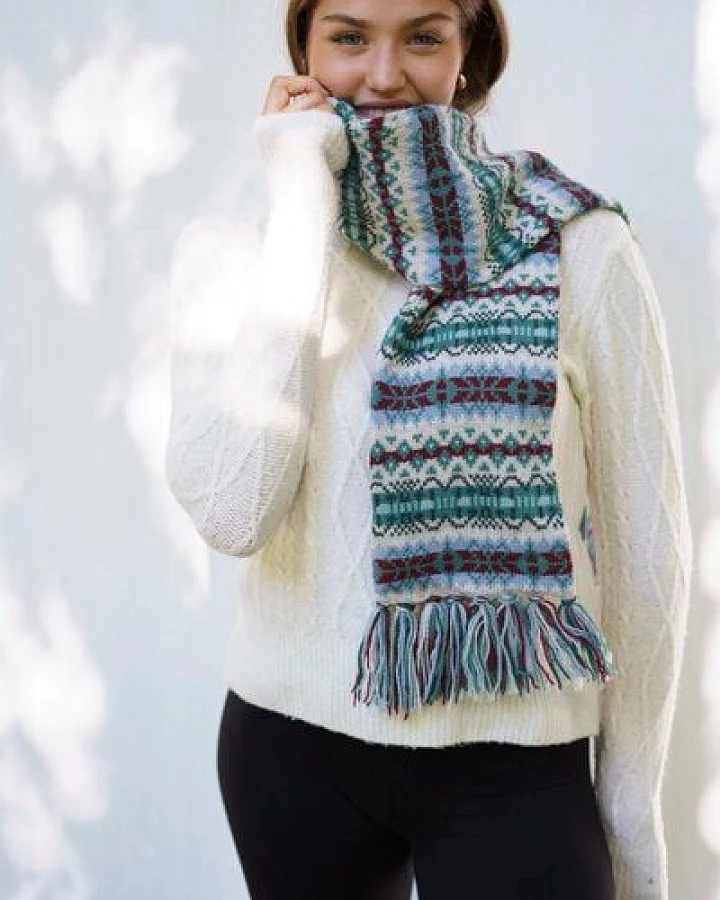 Haus of Namaste Handgefertigter Fair-Isle-Schal aus 100 % Lammwolle: Winterschal mit haferflockenfarbener Grundfarbe und blaugrünem und kastanienbraunem Muster