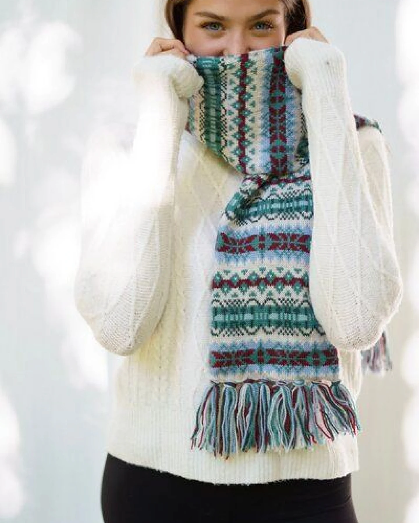 Haus of Namaste Handgefertigter Fair-Isle-Schal aus 100 % Lammwolle: Winterschal mit haferflockenfarbener Grundfarbe und blaugrünem und kastanienbraunem Muster – Ansicht 2