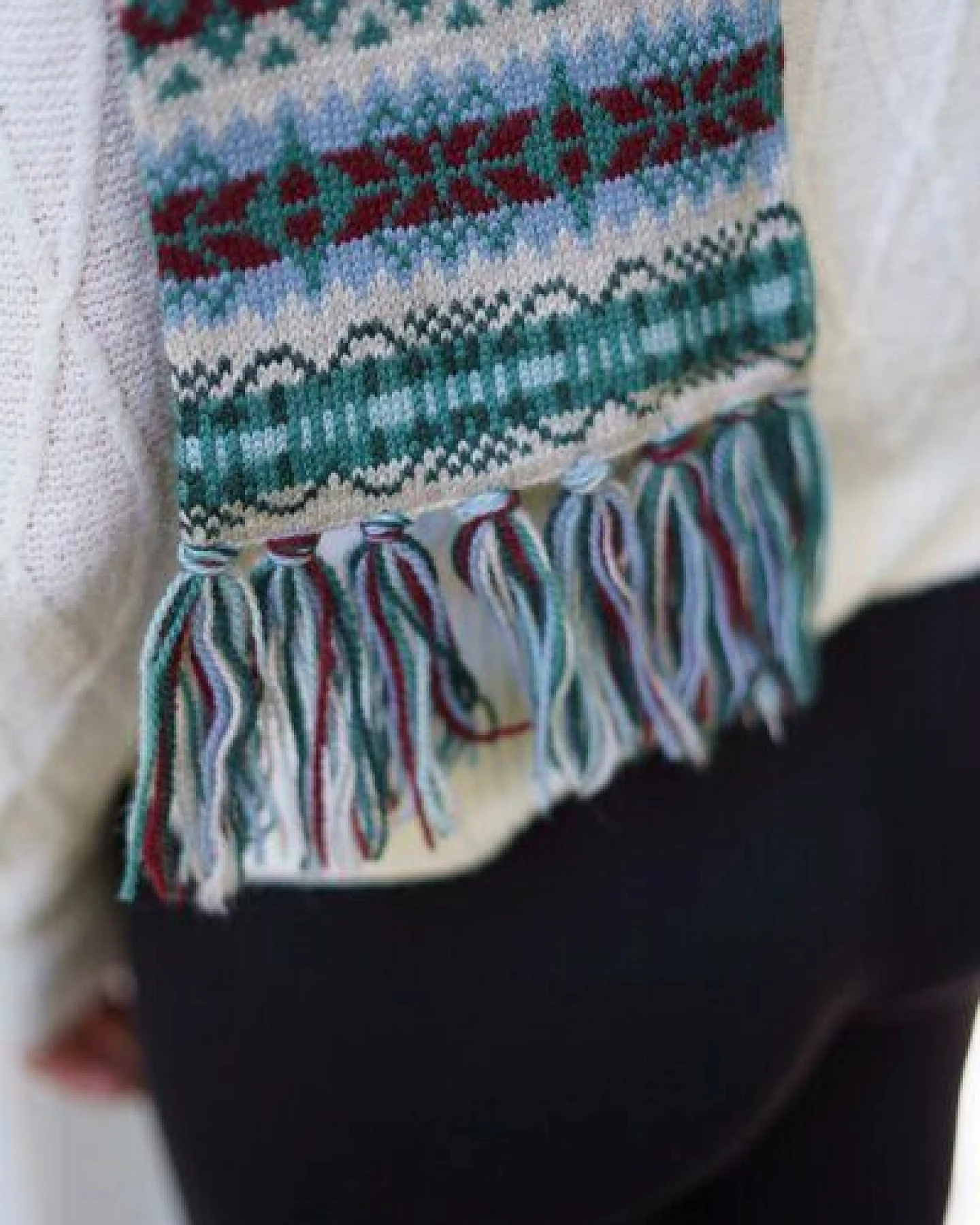 Haus of Namaste Handgefertigter Fair-Isle-Schal aus 100 % Lammwolle: Winterschal mit haferflockenfarbener Grundfarbe und blaugrünem und kastanienbraunem Muster – Ansicht 3