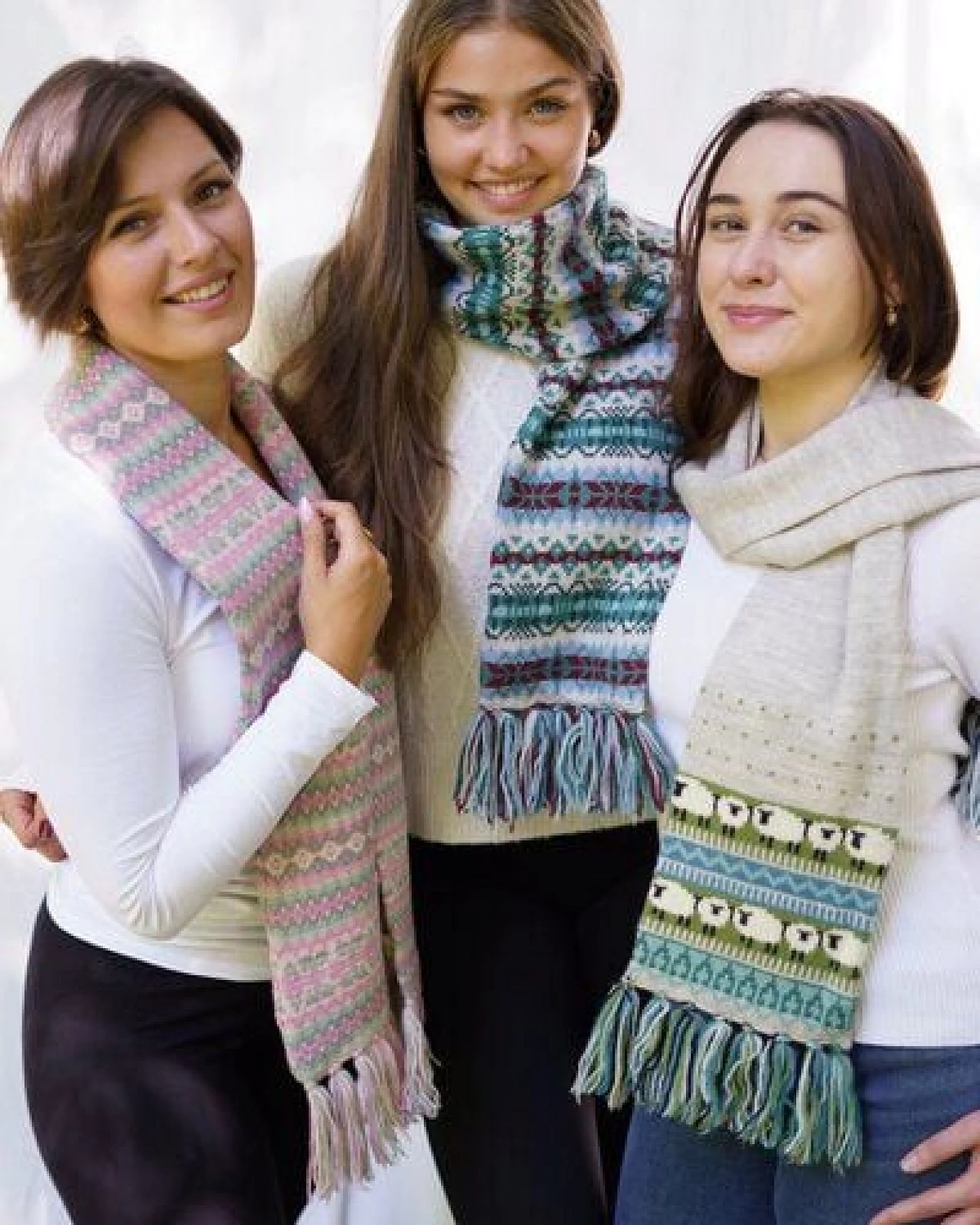 Haus of Namaste Handgefertigter Fair-Isle-Schal aus 100 % Lammwolle: Winterschal mit haferflockenfarbener Grundfarbe und blaugrünem und kastanienbraunem Muster – Ansicht 4