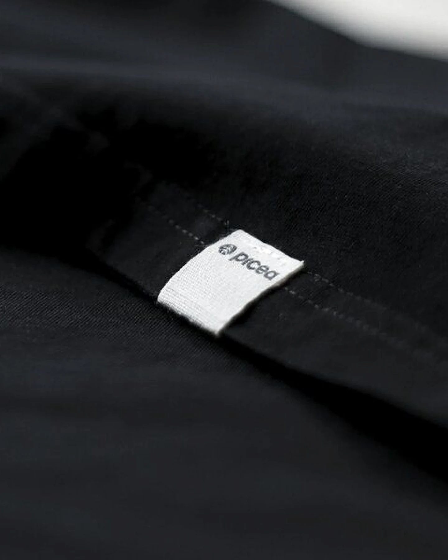 picea (by bleed) Classic Fit Quality Basic T-Shirt Schwarz – Ansicht 3