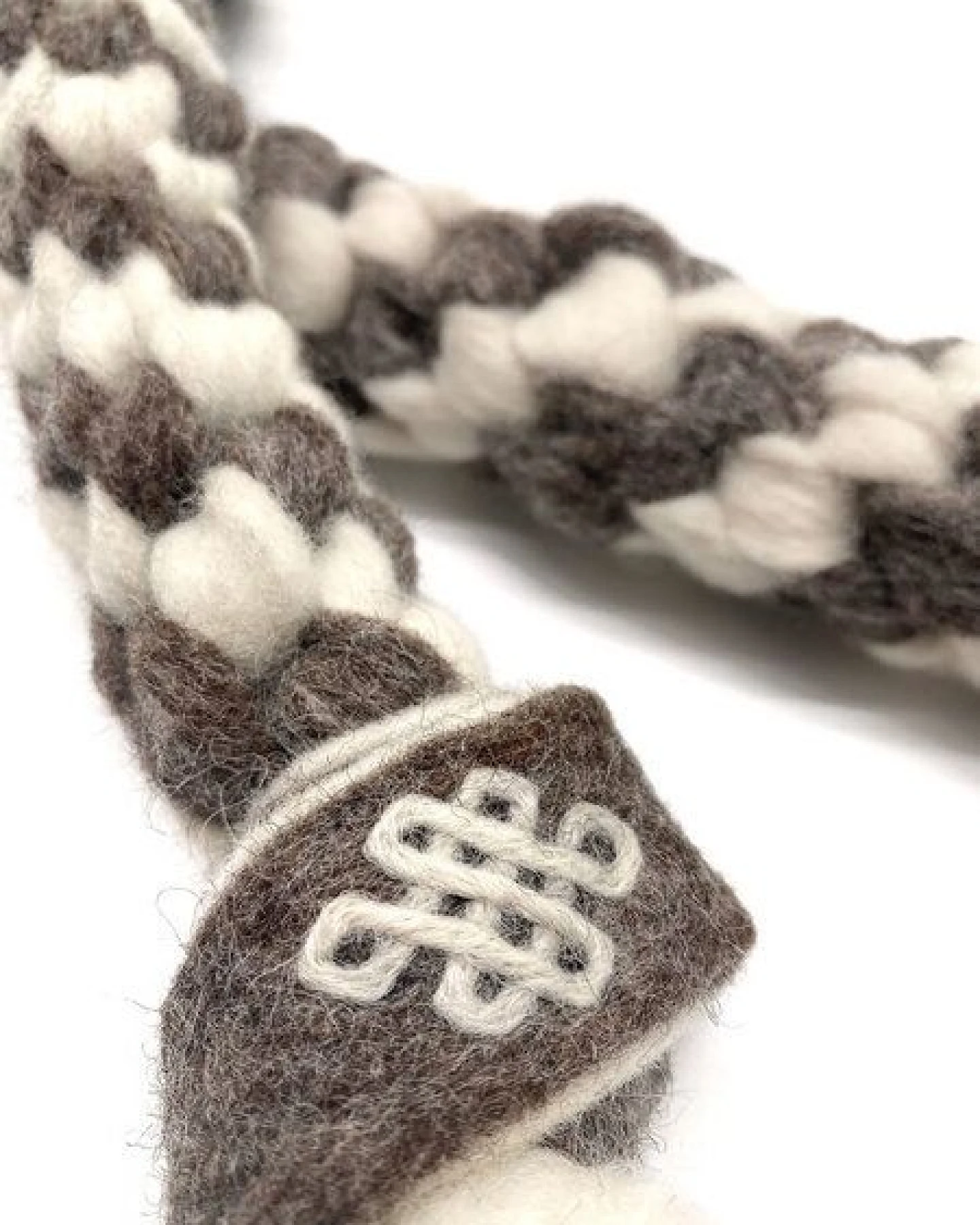 Wooliie Endless Knot Braided Rope – handgefertigtes Spielzeug aus 100 % naturbelassener Schurwolle – Ansicht 2