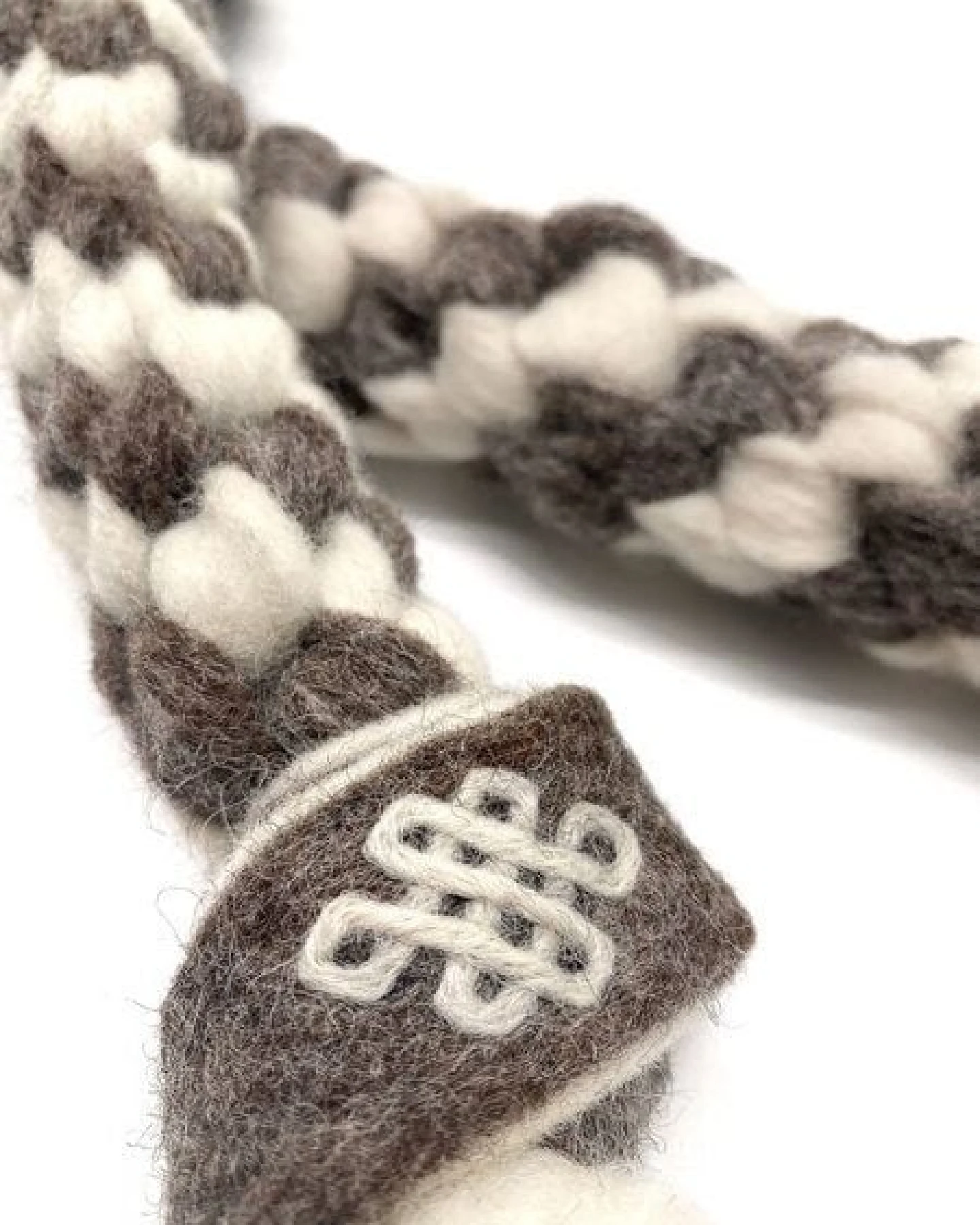 Wooliie Endless Knot Braided Rope – handgefertigtes Spielzeug aus 100 % naturbelassener Schurwolle – Ansicht 2
