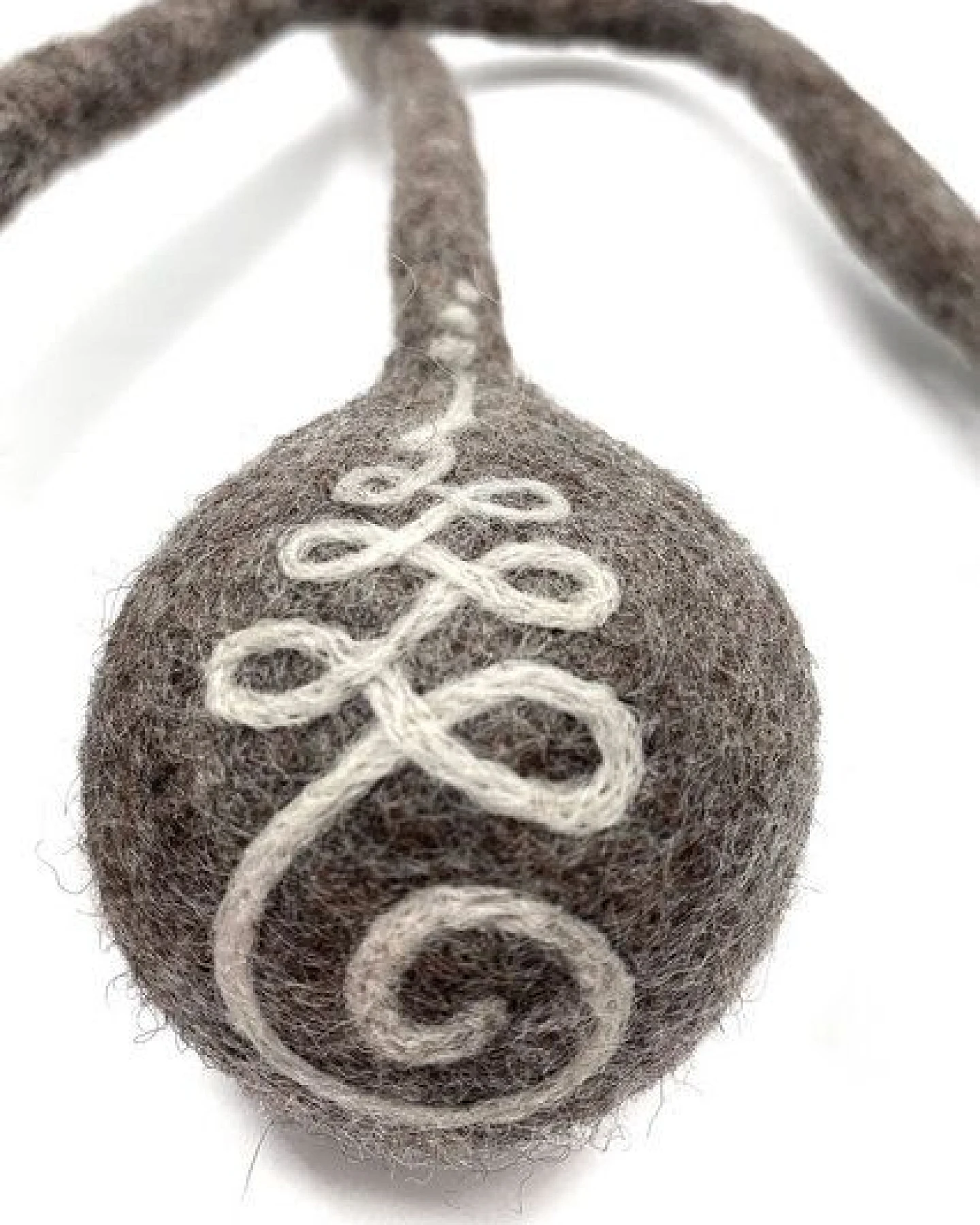 Wooliie Unalome Rope Ball – handgefertigtes Spielzeug aus 100 % naturbelassener Schurwolle – Ansicht 2