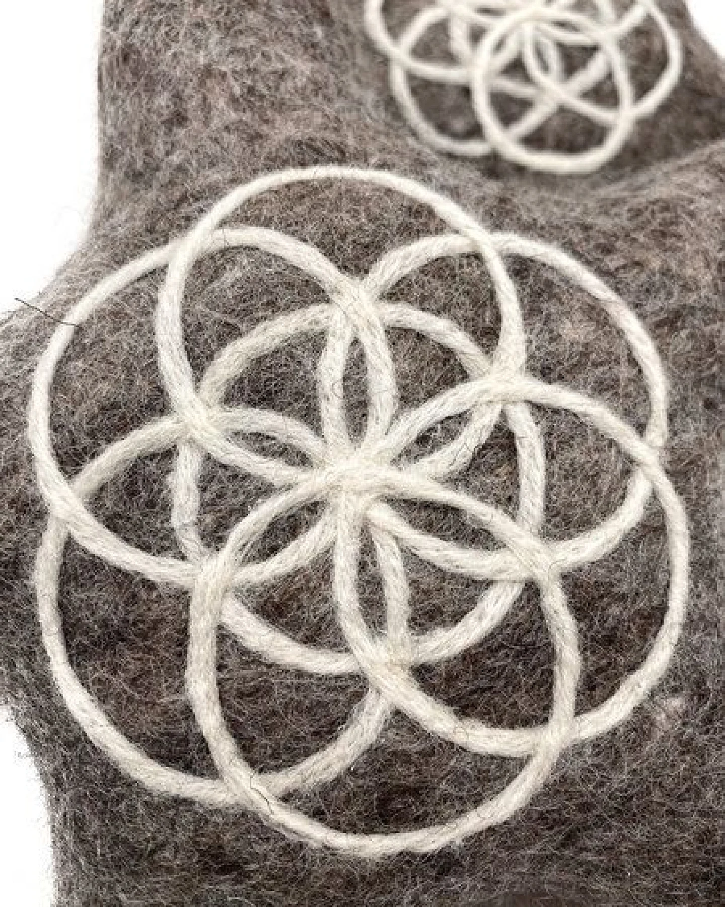 Wooliie Seed of Life Star – handgefertigtes Spielzeug aus 100 % naturbelassener Schurwolle – Ansicht 3
