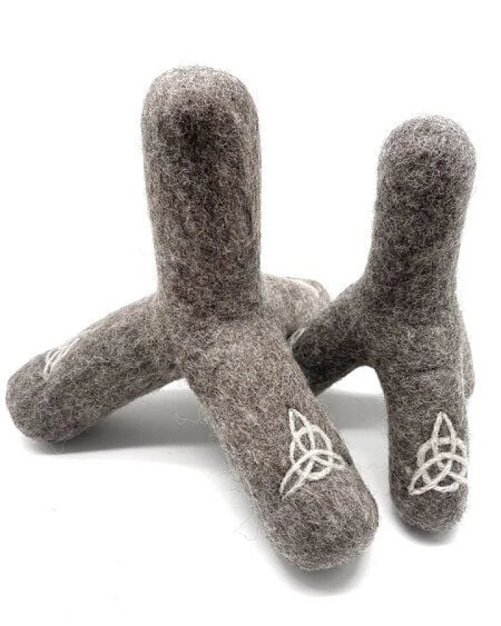 Wooliie Triquetra Stick – handgefertigtes Spielzeug aus 100 % naturbelassener Schurwolle