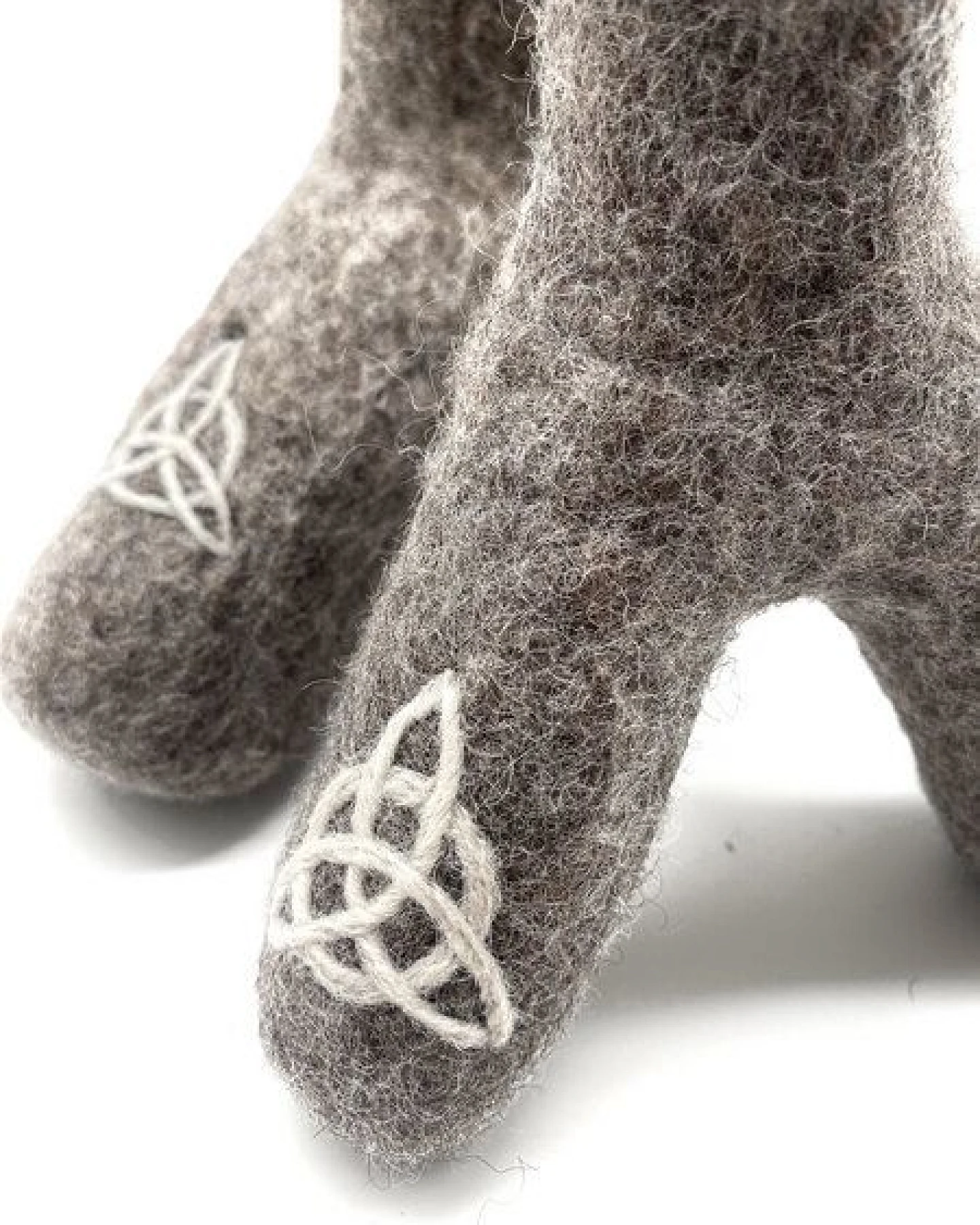 Wooliie Triquetra Stick – handgefertigtes Spielzeug aus 100 % naturbelassener Schurwolle – Ansicht 2