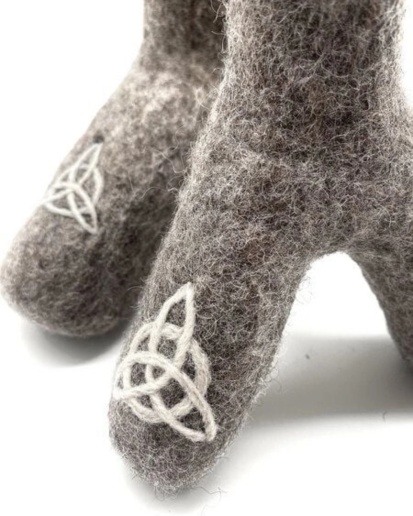 Wooliie Triquetra Stick – handgefertigtes Spielzeug aus 100 % naturbelassener Schurwolle – Ansicht 2
