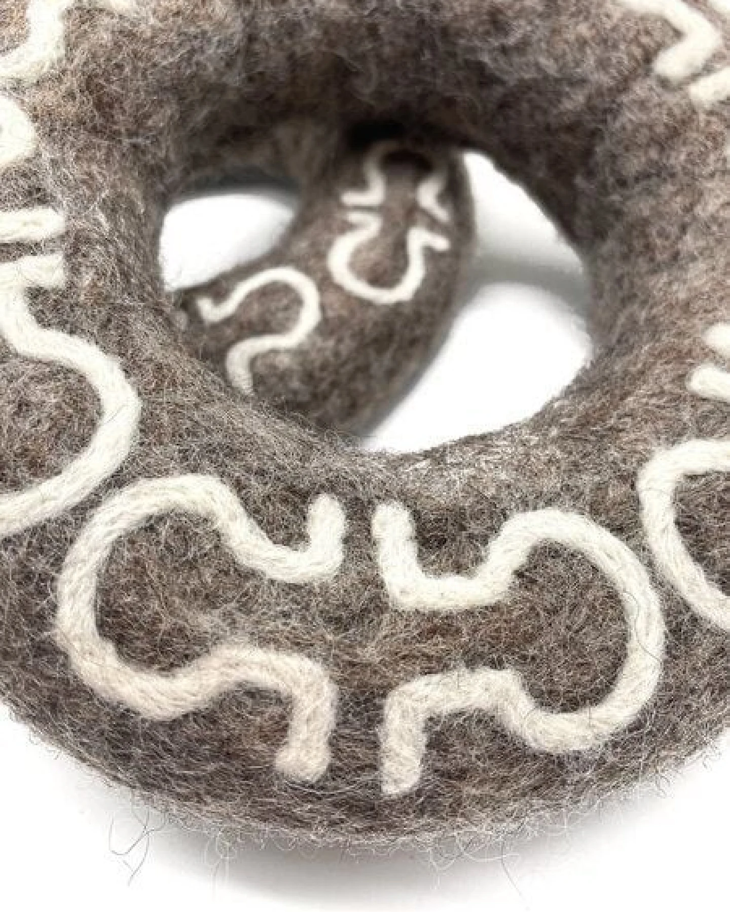 Wooliie Alchemy Life & Death Ring – handgefertigtes Spielzeug aus 100 % naturbelassener Schurwolle – Ansicht 3