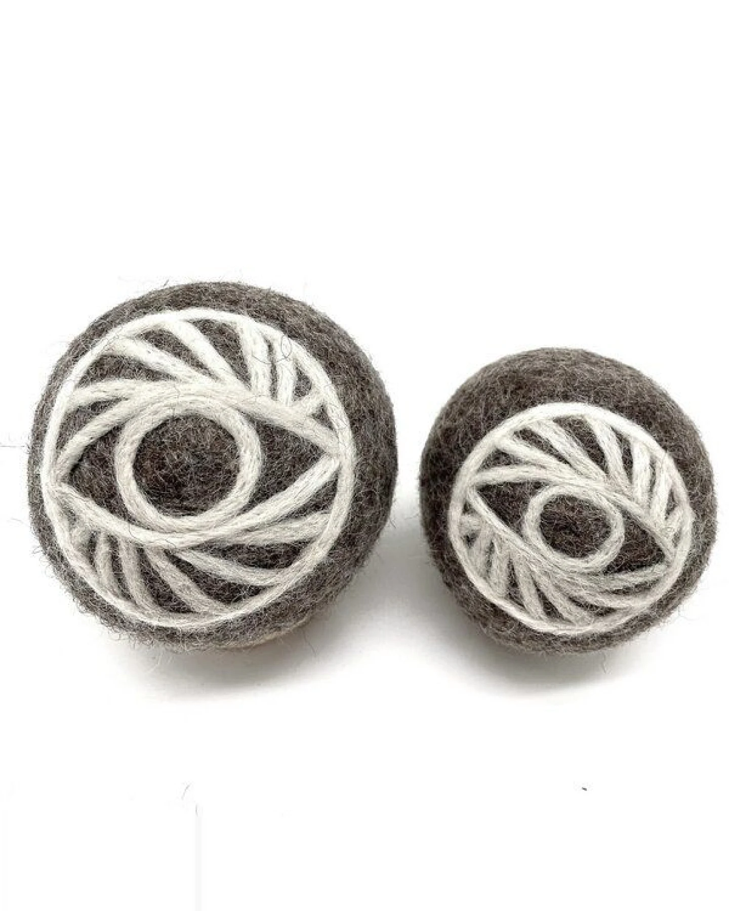 Wooliie All-Seeing Eye Ball – handgefertigtes Spielzeug aus 100 % naturbelassener Schurwolle – Ansicht 2