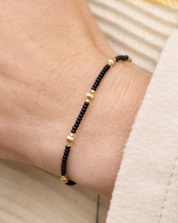 juni Schwarzes Perlenarmband "Chloé" mit geriffelten Goldperlen aus recyceltem Gold