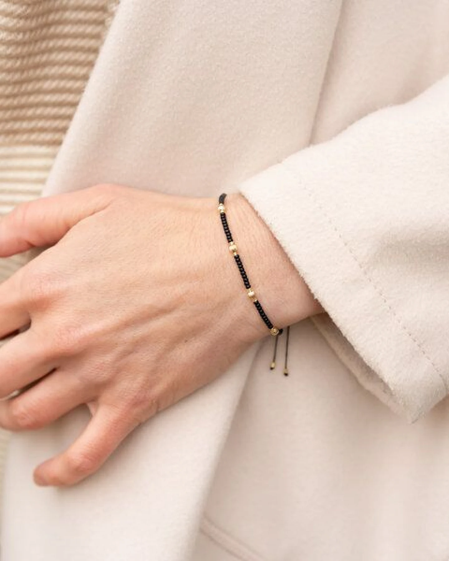 juni Schwarzes Perlenarmband "Chloé" mit geriffelten Goldperlen aus recyceltem Gold – Ansicht 2