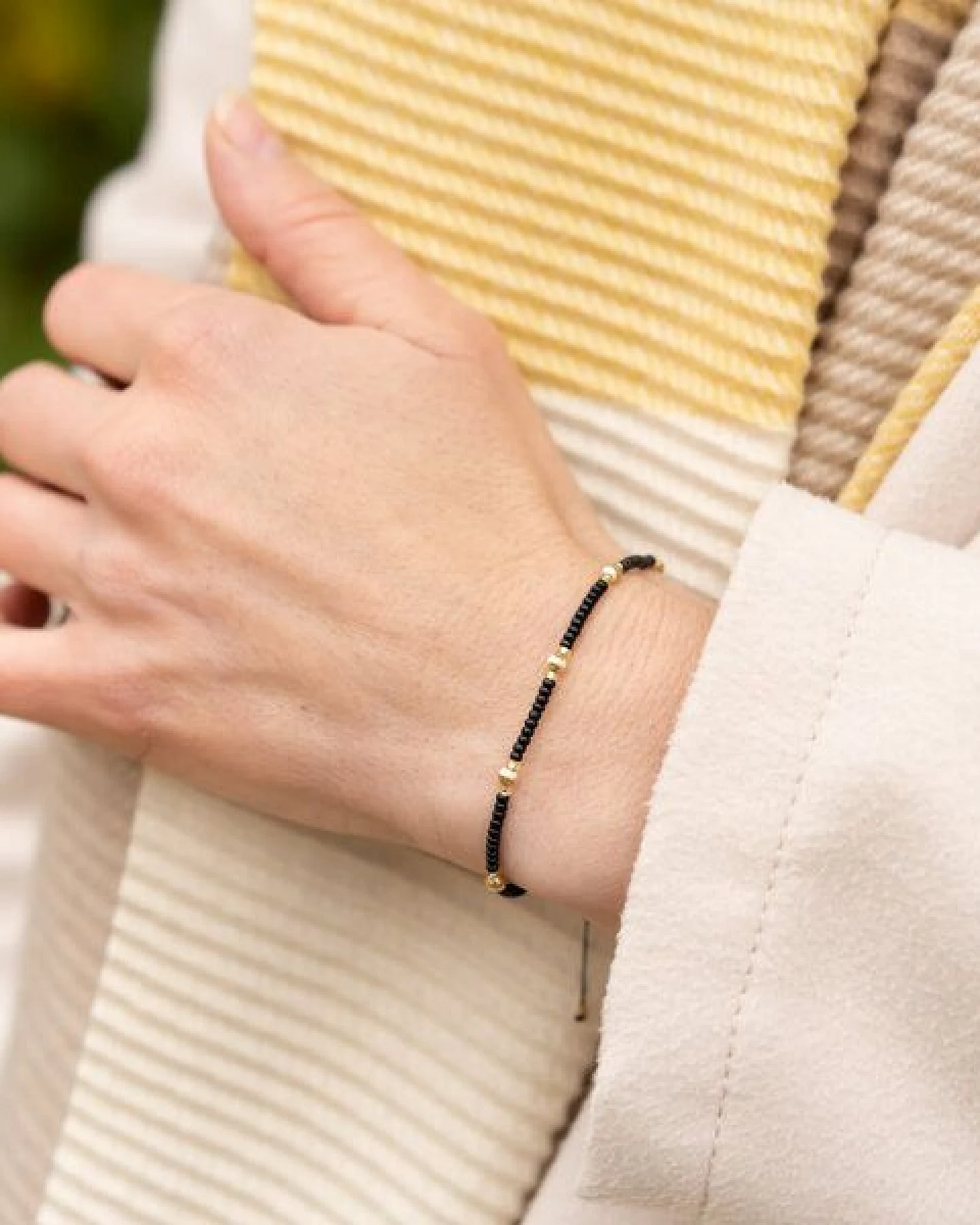 juni Schwarzes Perlenarmband "Chloé" mit geriffelten Goldperlen aus recyceltem Gold – Ansicht 3