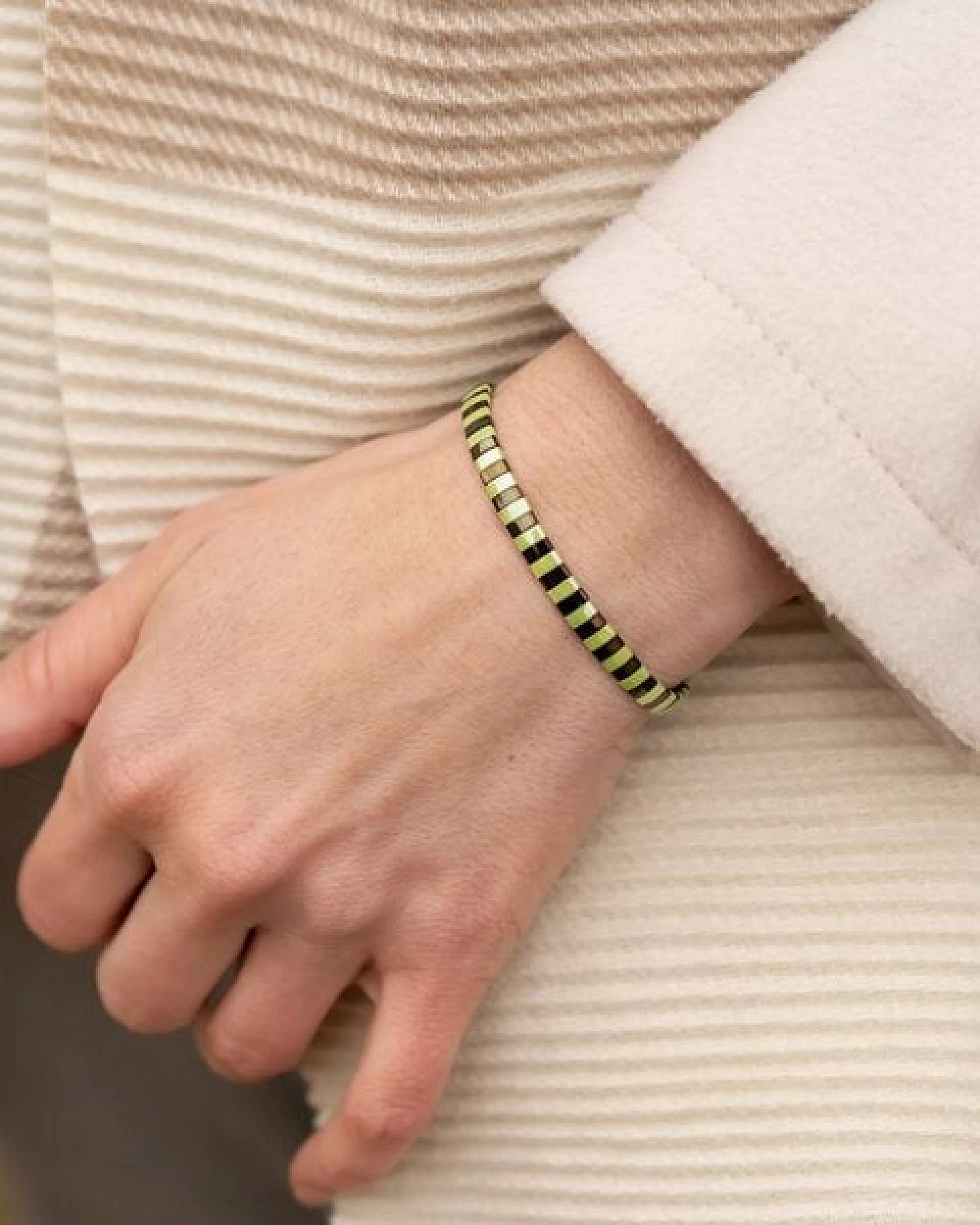 juni Armband Florvelle - handgemacht in Deutschland - mit verstellbarer Schiebeperle aus recyceltem Gold / Silber – Ansicht 2