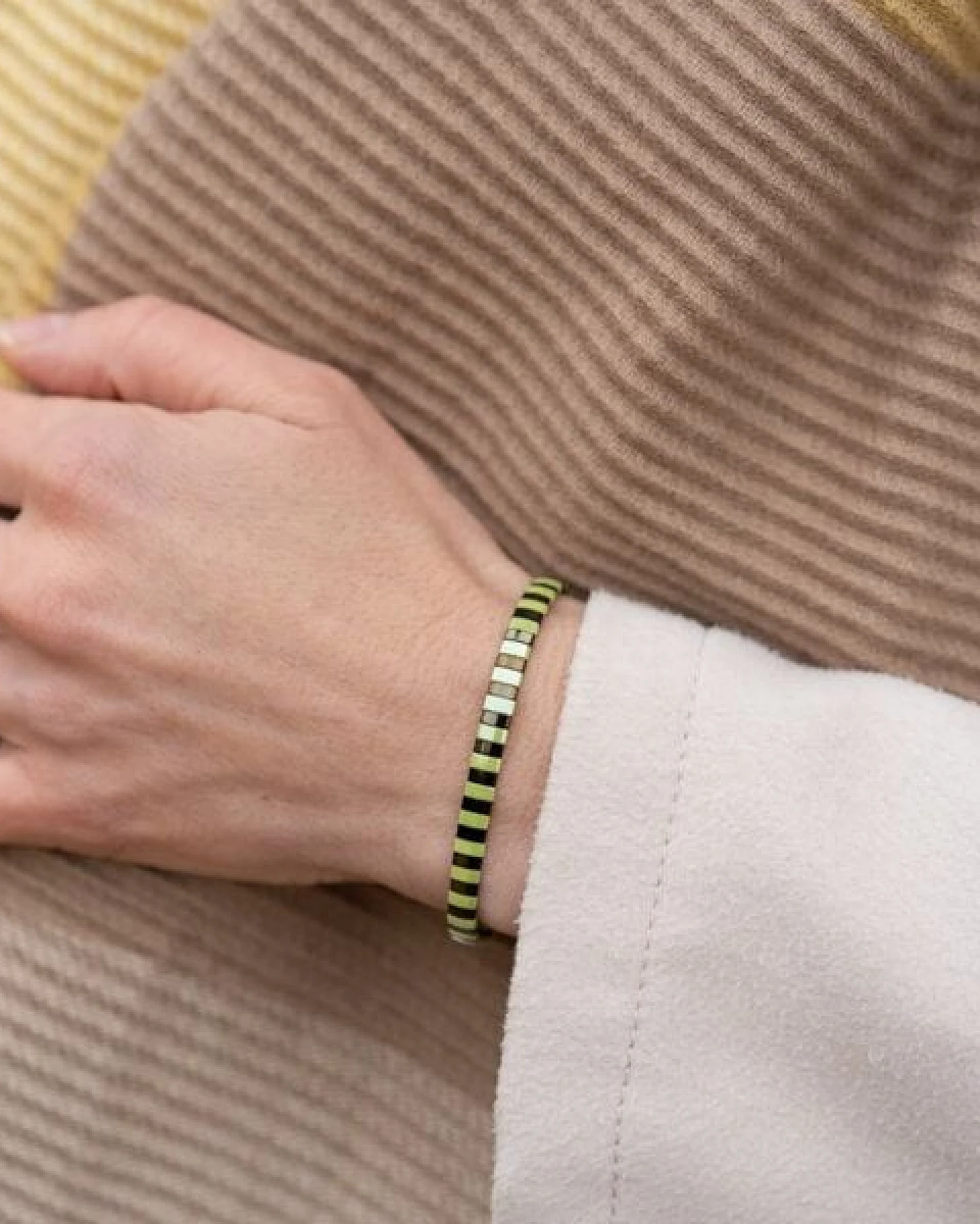 juni Armband Florvelle - handgemacht in Deutschland - mit verstellbarer Schiebeperle aus recyceltem Gold / Silber – Ansicht 3