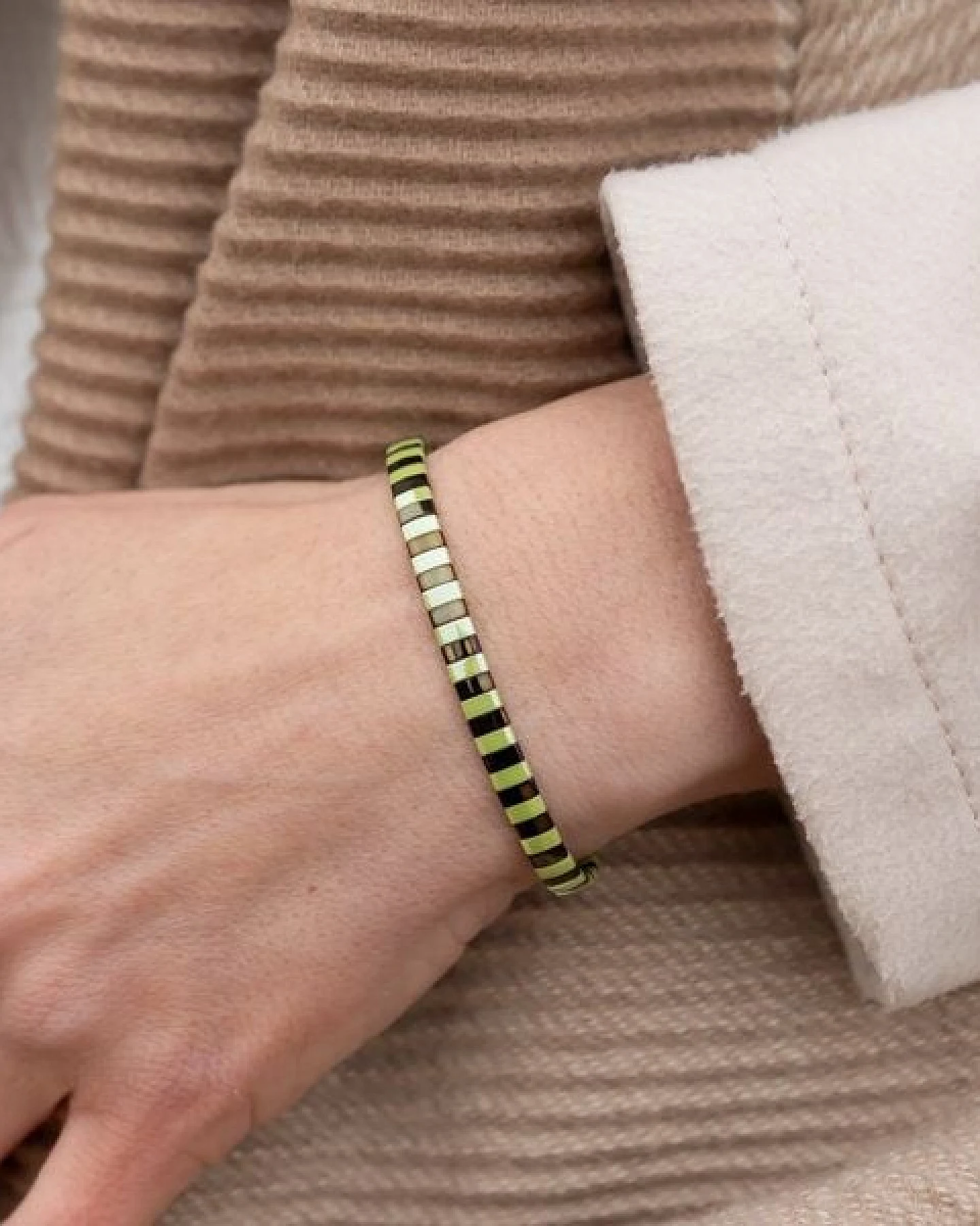 juni Armband Florvelle - handgemacht in Deutschland - mit verstellbarer Schiebeperle aus recyceltem Gold / Silber – Ansicht 4