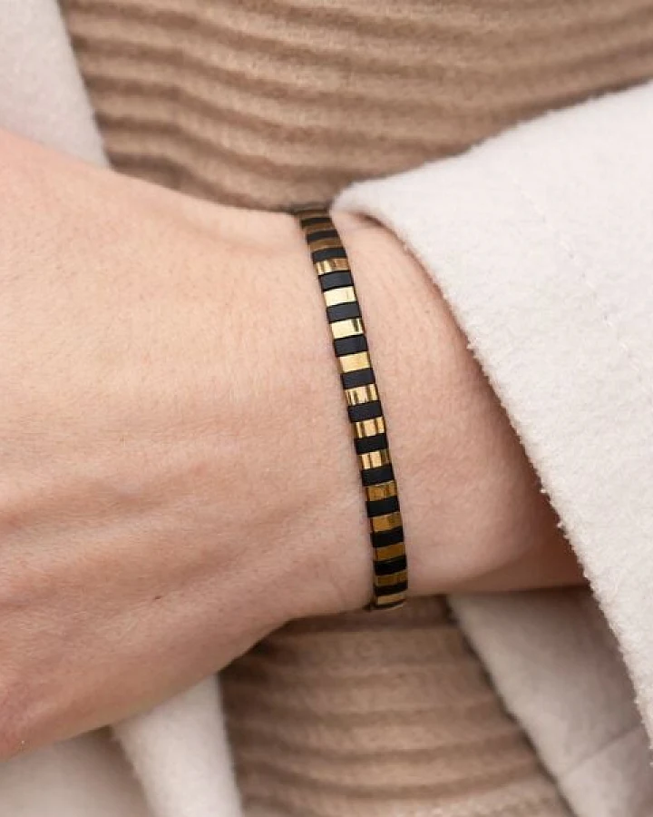 juni Armband Vivienne - handgemacht in Deutschland - mit verstellbarer Schiebeperle aus recyceltem Gold