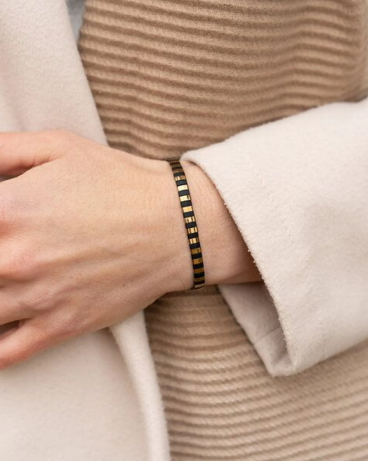 juni Armband Vivienne - handgemacht in Deutschland - mit verstellbarer Schiebeperle aus recyceltem Gold – Ansicht 2