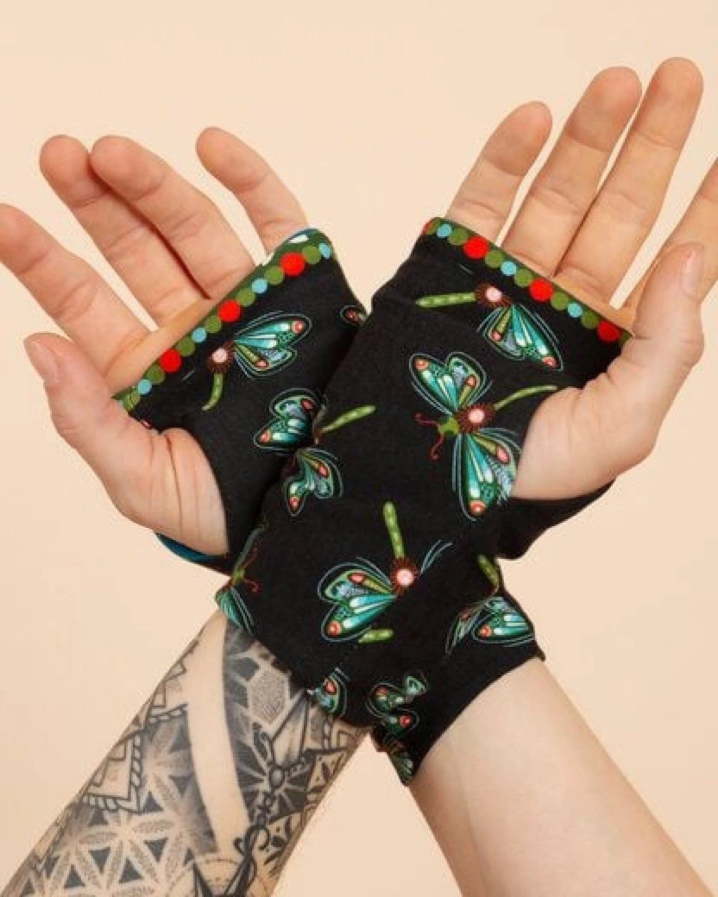 Die rote Zora Armstulpen Dragonfly – Ansicht 4