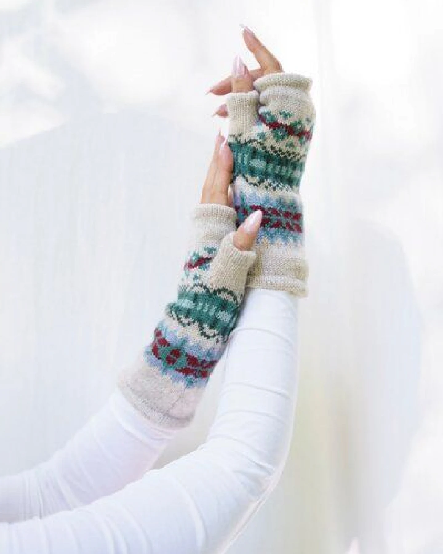 Haus of Namaste Handgefertigte Lammwollhandschuhe im Fair-Isle-Muster – Ansicht 2