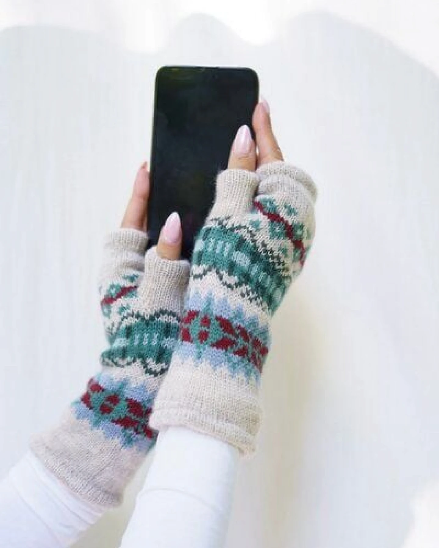 Haus of Namaste Handgefertigte Lammwollhandschuhe im Fair-Isle-Muster – Ansicht 3