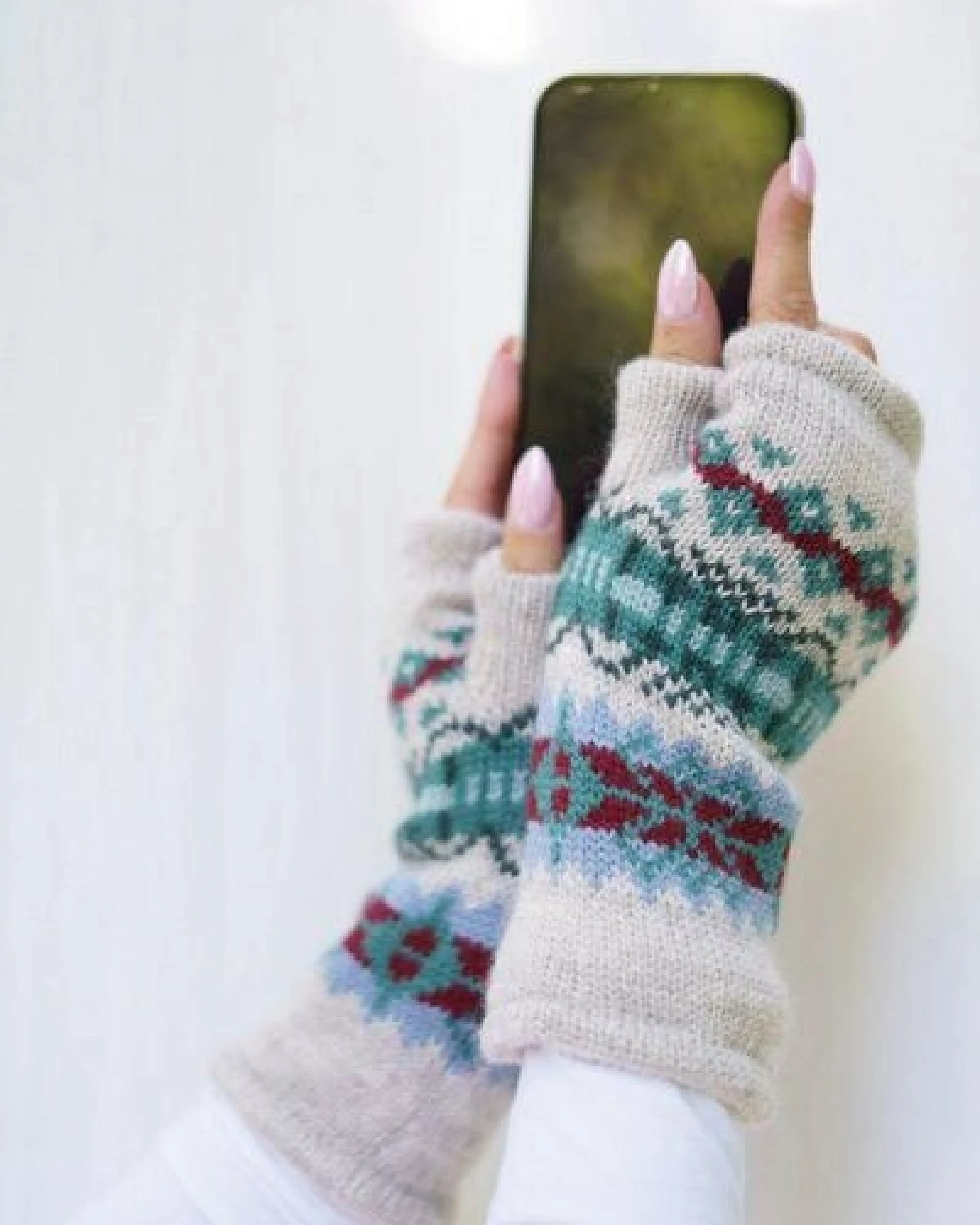 Haus of Namaste Handgefertigte Lammwollhandschuhe im Fair-Isle-Muster – Ansicht 4