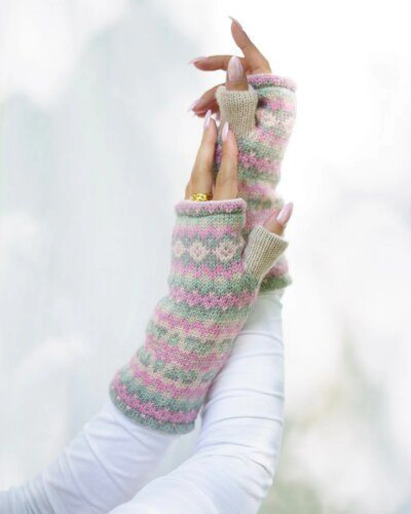 Haus of Namaste Handgefertigte Lammwollhandschuhe im Fair-Isle-Muster – Ansicht 2