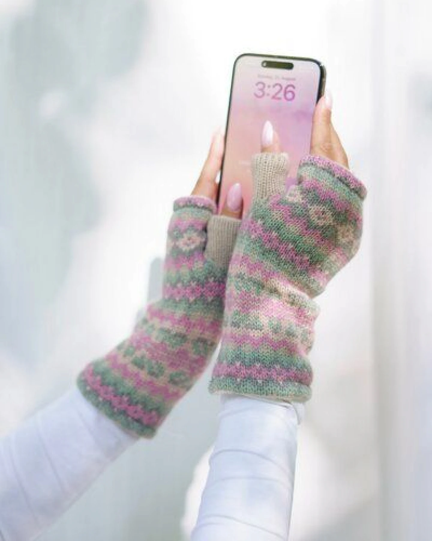 Haus of Namaste Handgefertigte Lammwollhandschuhe im Fair-Isle-Muster – Ansicht 3
